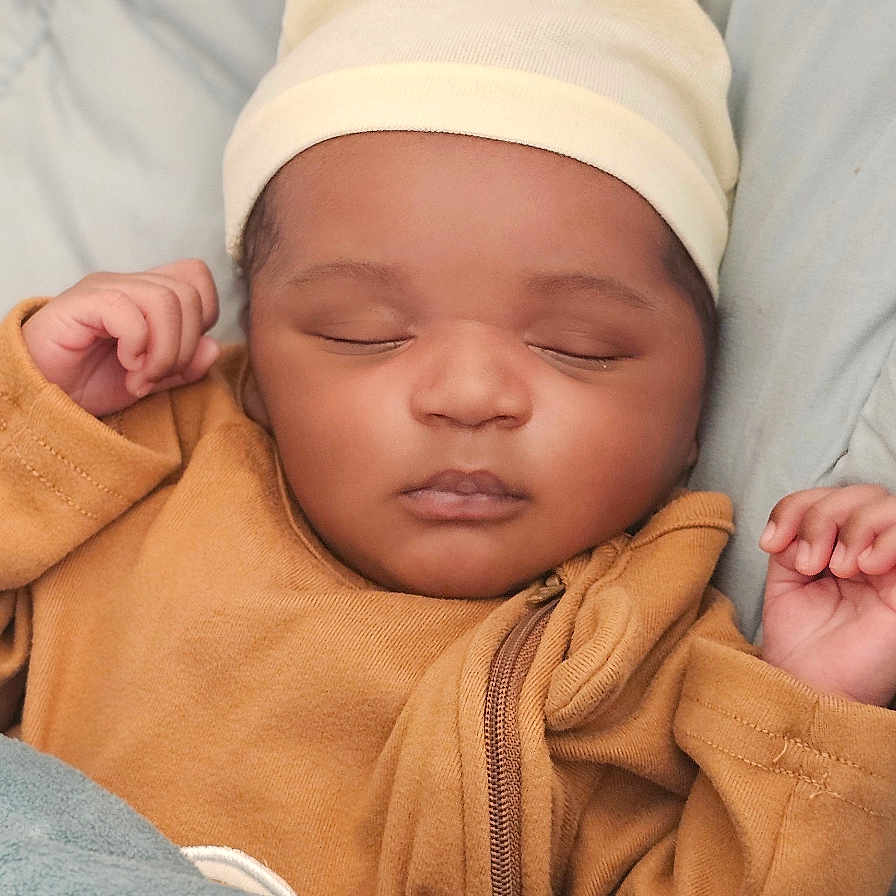 Kaylan Ravi a rejoint le concours — aidez-le/la à gagner de superbes lots ! baby, blanket, child, cozy, cute, face, hands, hat, indoors, infant, newborn, peaceful, portrait, relaxed, rest, sleeping, snug, soft, warm, zipped_jacket