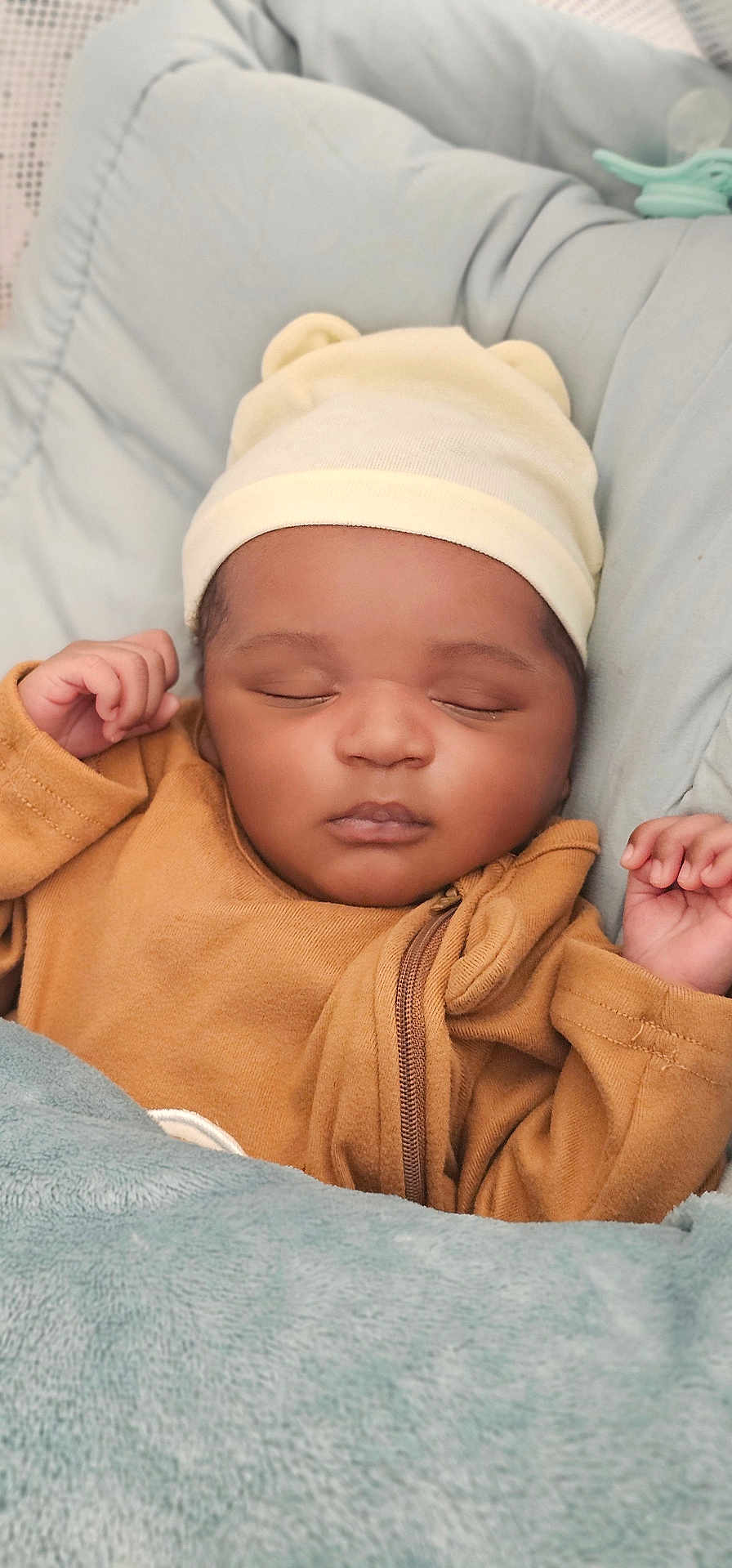 Kaylan Ravi a rejoint le concours — aidez-le/la à gagner de superbes lots ! baby, sleeping, hat, blanket, cozy, infant, cute, child, soft, warm, relaxed, rest, face, hands, zipped_jacket, indoors, portrait, peaceful, newborn, snug