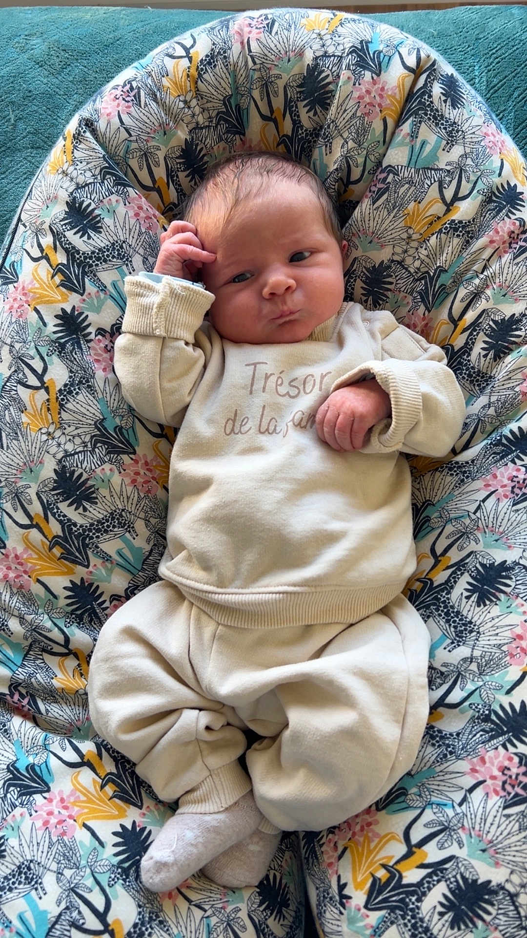 Manaé participe au concours pour gagner de l'argent avec cette photo : baby, newborn, infant, child, cushion, patterned, clothing, socks, face, hand, cozy, indoors, cute, expression, resting, soft, fabric, portrait, person, home