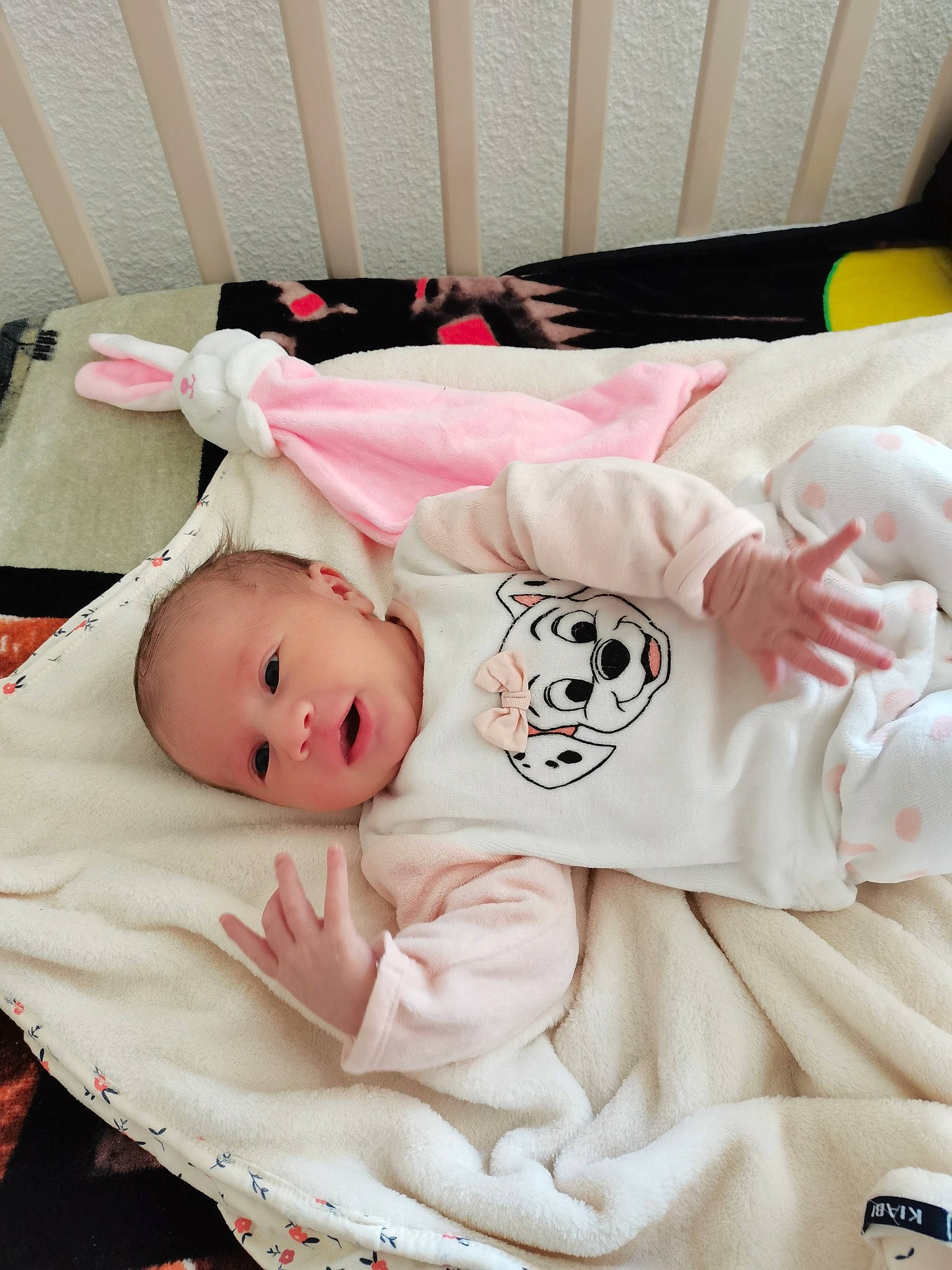 Elena a rejoint le concours — aidez-le/la à gagner de superbes lots ! baby, baby_products, baby_safety, baby_toddler_clothing, bedding, bedtime, child, comfort, font, linens, magenta, mammal, person, pink, room, sleep, sleeve, smile, textile, toddler