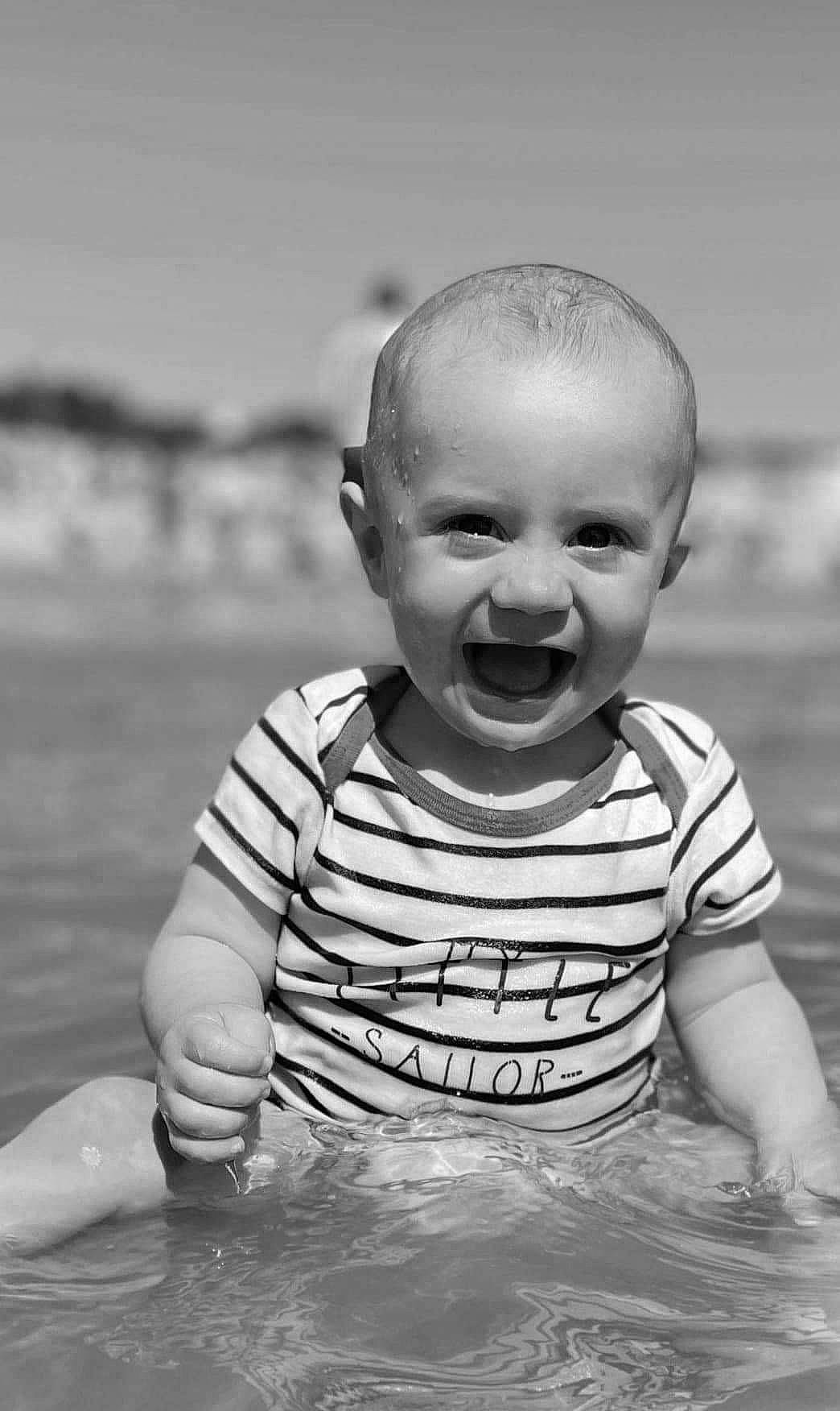 Rafaël a rejoint le concours — aidez-le/la à gagner de superbes lots ! black, black_and_white, body_of_water, eye, face, facial_expression, flash_photography, gesture, hairstyle, happy, head, iris, joy, mouth, nose, people_in_nature, person, skin, smile, standing