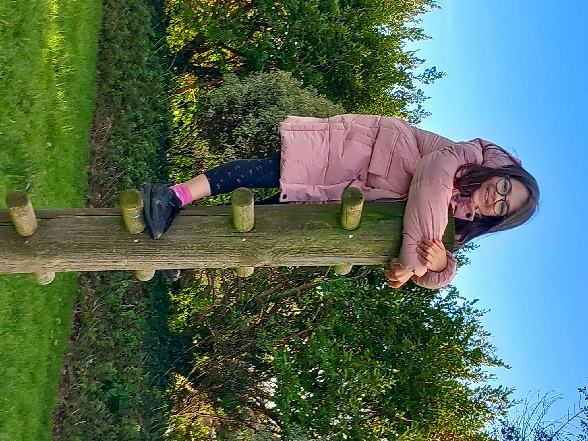 Eva participe au concours pour gagner de l'argent avec cette photo : flower, fun, garden, grass, green, happy, hat, human_leg, joy, leisure, magenta, people_in_nature, person, plant, shrub, sitting, sky, smile, thigh, tints_and_shades