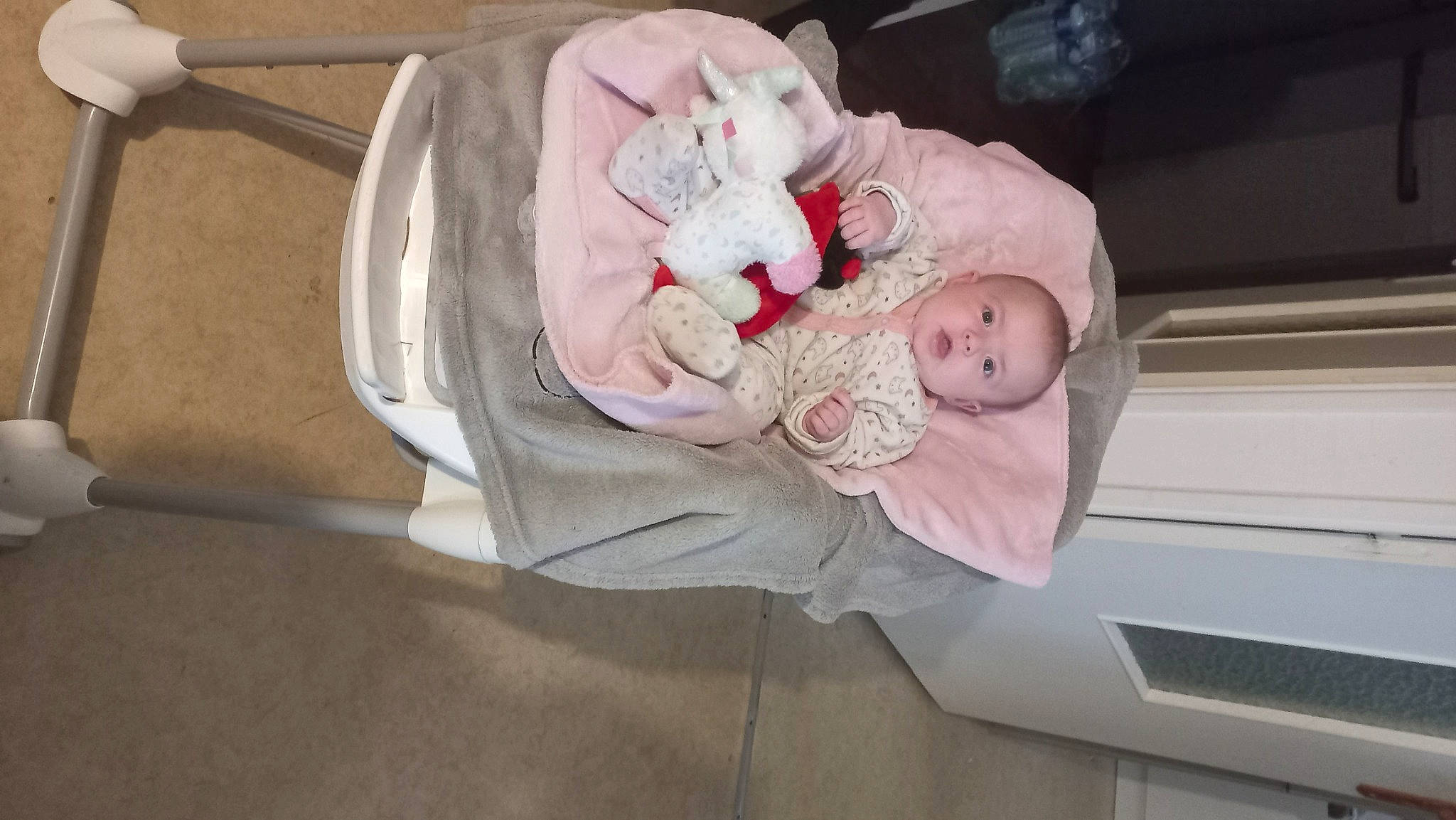 Maëly participe au concours pour gagner de l'argent avec cette photo : baby, baby_carriage, baby_products, baby_toddler_clothing, child, comfort, eye, helmet, linens, person, room, sitting, toddler, toy