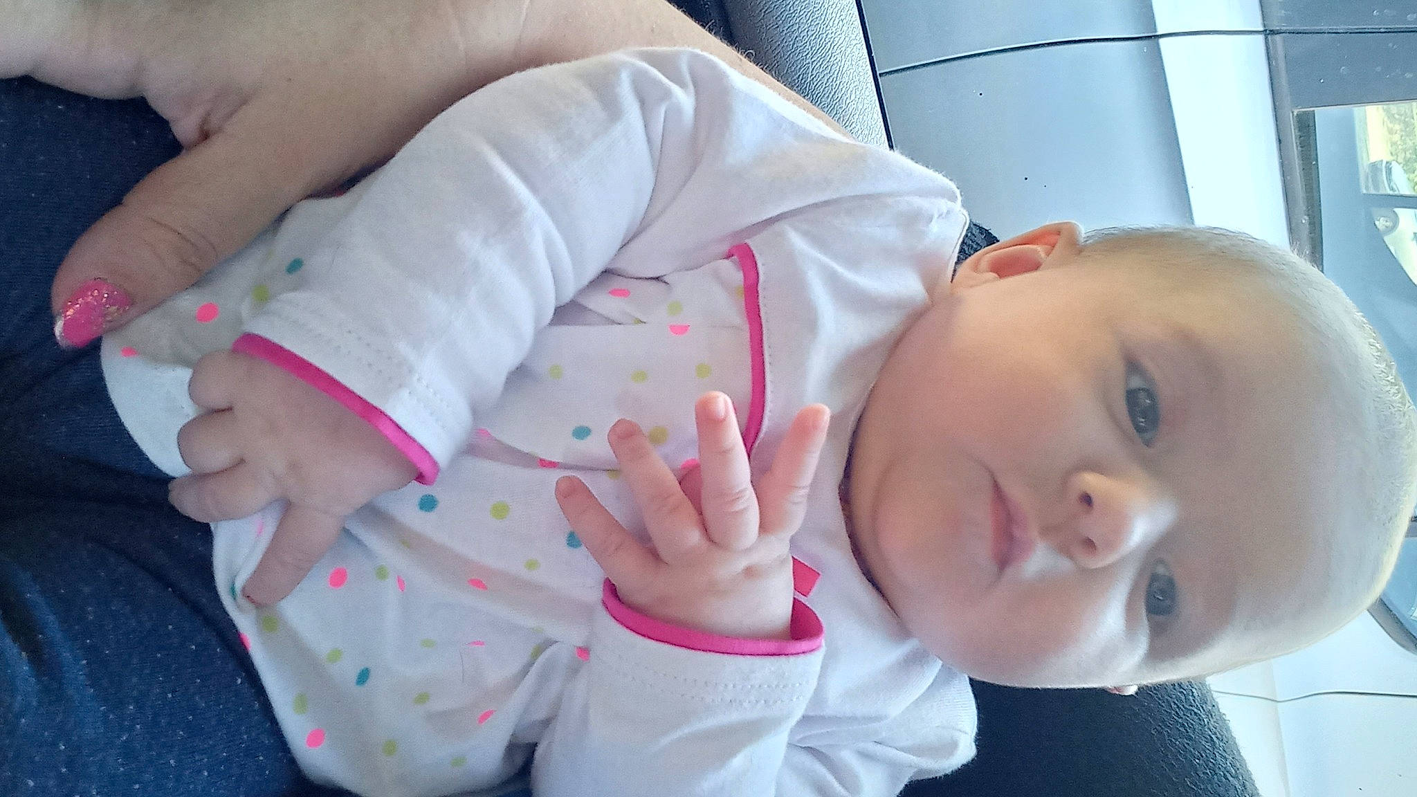 Maëly a rejoint le concours — aidez-le/la à gagner de superbes lots ! baby, baby_products, baby_safety, baby_toddler_clothing, cheek, child, comfort, elbow, finger, foot, gesture, mammal, mouth, nail, nose, person, product, skin, sleeve, thumb