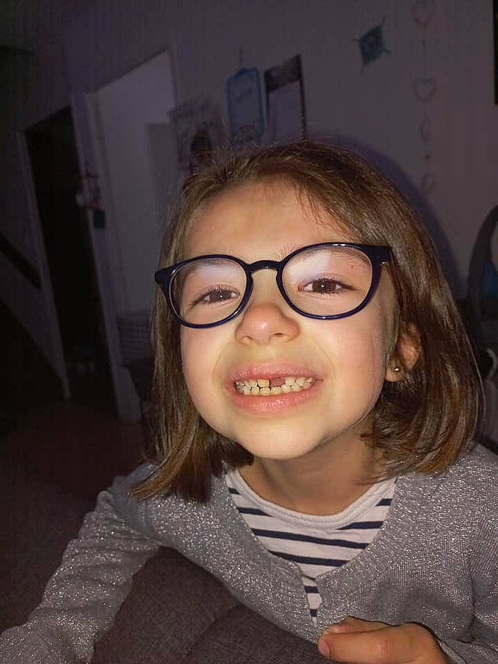 Eva a rejoint le concours — aidez-le/la à gagner de superbes lots ! cheek, clothing, ear, eyebrow, eyelash, eyewear, facial_expression, forehead, glasses, hairstyle, head, jaw, joy, lip, mouth, neck, nose, organ, person, skin