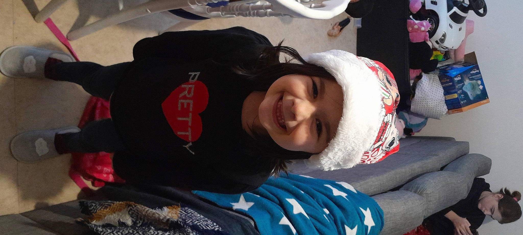 Lylou a rejoint le concours — aidez-le/la à gagner de superbes lots ! child, comfort, cool, event, freezing, fun, fur, headwear, joy, leisure, nap, person, recreation, sitting, smile, tree, winter