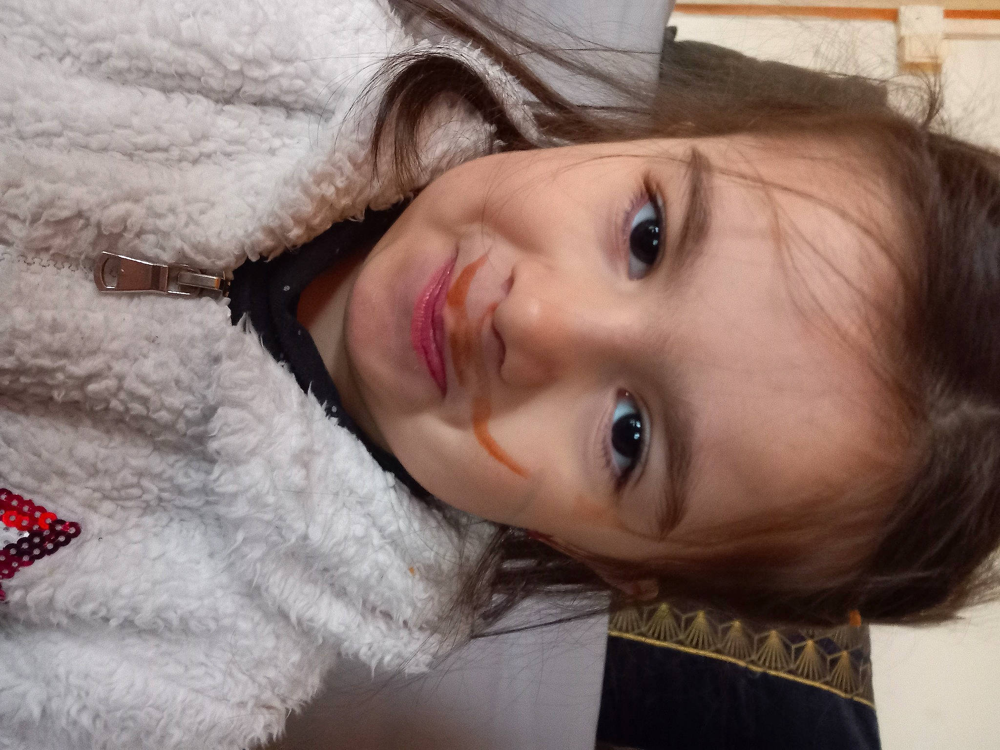 Lylou a rejoint le concours — aidez-le/la à gagner de superbes lots ! cheek, chin, eye, eyebrow, eyelash, facial_expression, fur_clothing, happy, human, iris, joy, lip, mammal, mouth, nose, person, plant, skin, smile, tree