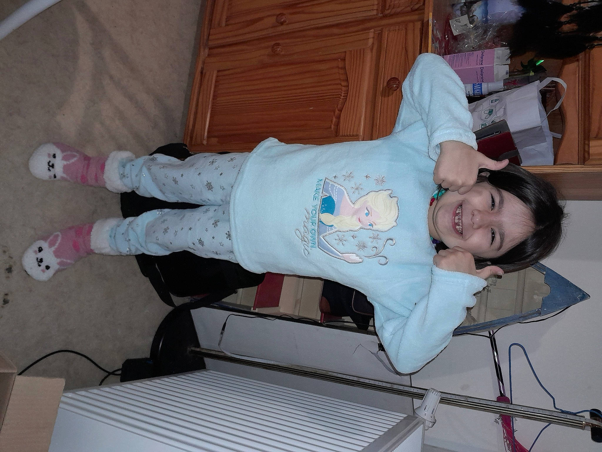 Lylou participe au concours pour gagner de l'argent avec cette photo : baby, baby_products, baby_toddler_clothing, child, comfort, door, fun, hardwood, houseplant, joy, person, plant, room, smile, toddler, wood