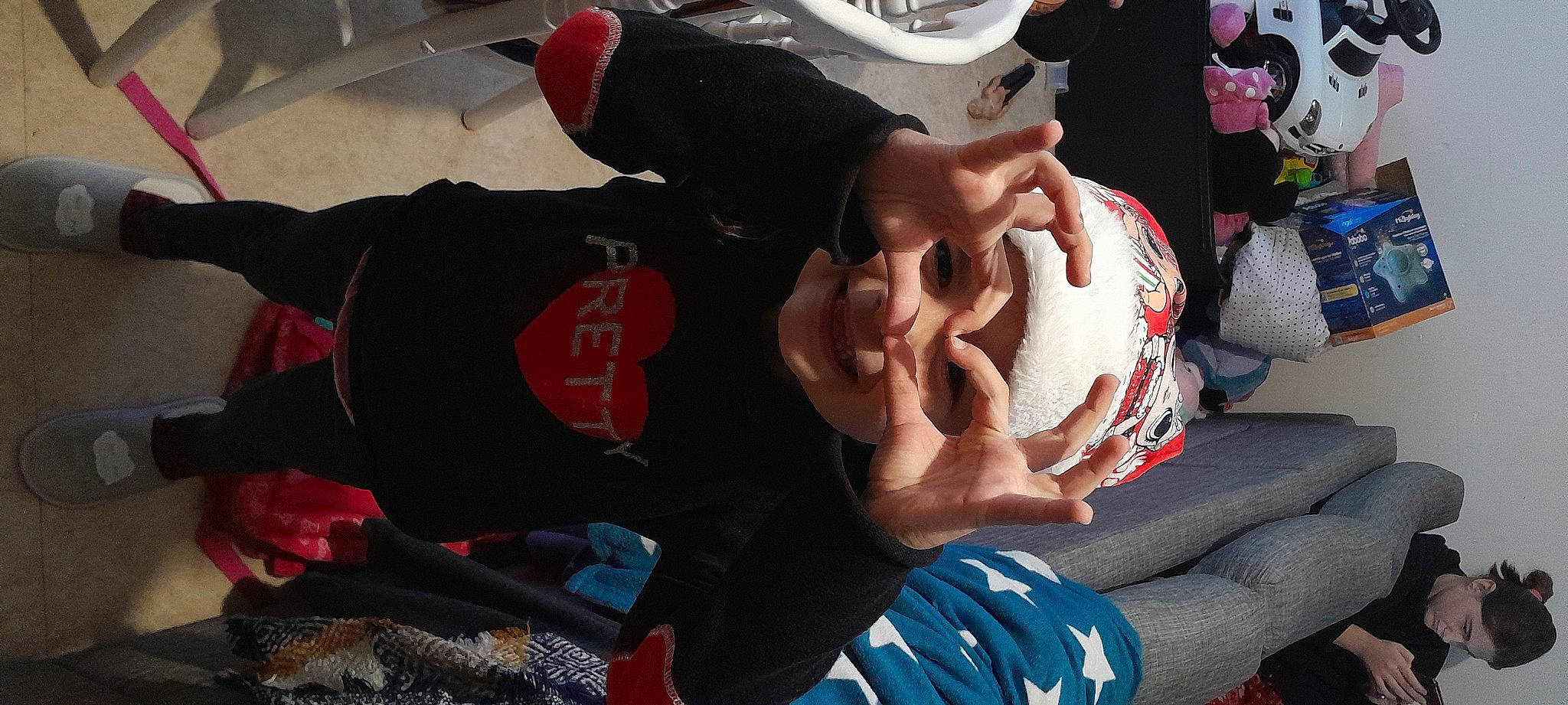 Lylou a rejoint le concours — aidez-le/la à gagner de superbes lots ! baseball_cap, cap, carmine, child, competition_event, costume, event, fan, fictional_character, fun, gesture, glove, hat, headwear, mascot, person, personal_protective_equipment, recreation, sports_gear, t_shirt