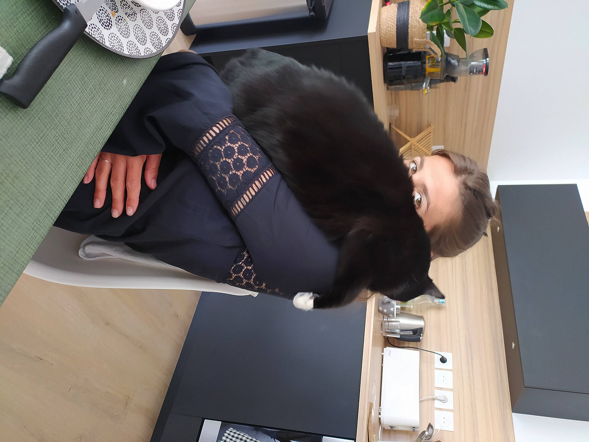 Nakéo a rejoint le concours — aidez-le/la à gagner de superbes lots ! bag, comfort, elbow, eyewear, fashion_accessory, flooring, fur, houseplant, human_leg, job, knee, leggings, plant, room, sleeve, sportswear, thigh, waist, wrist