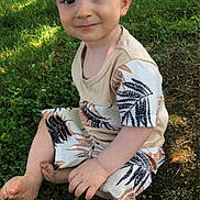 Fabien participe au concours pour gagner de l'argent avec cette photo : toddler, child, baby, grass, outdoors, sitting, bare_foot, smile, face, cheeks, hand, patterned_clothing, leaf_pattern, playground, picnic_table, sunlight, nature, dirt, portrait, curious
