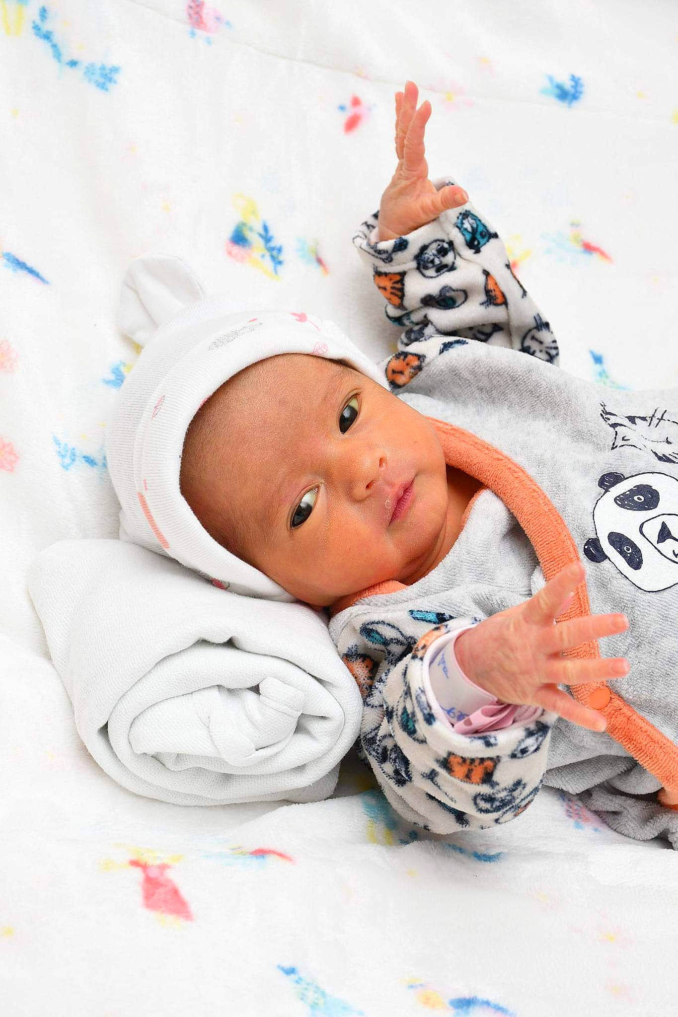 Lyna participe au concours pour gagner de l'argent avec cette photo : baby, baby_products, baby_safety, baby_sleeping, baby_toddler_clothing, bedtime, carmine, child, comfort, fun, happy, hat, headwear, leisure, linens, pattern, person, play, smile, textile