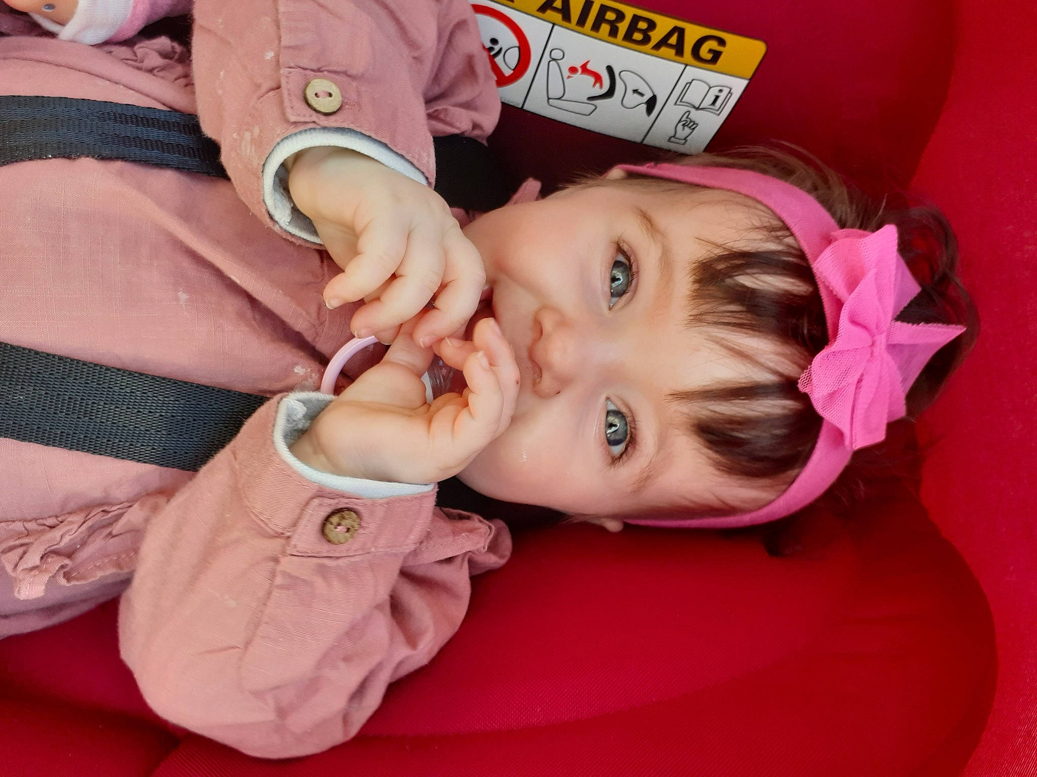 Angélina participe au concours pour gagner de l'argent avec cette photo : baby, baby_products, baby_toddler_clothing, cheek, child, ear, eyelash, fashion_accessory, fun, hair_accessory, happy, lip, nail, neck, nose, pattern, person, pink, skin, smile