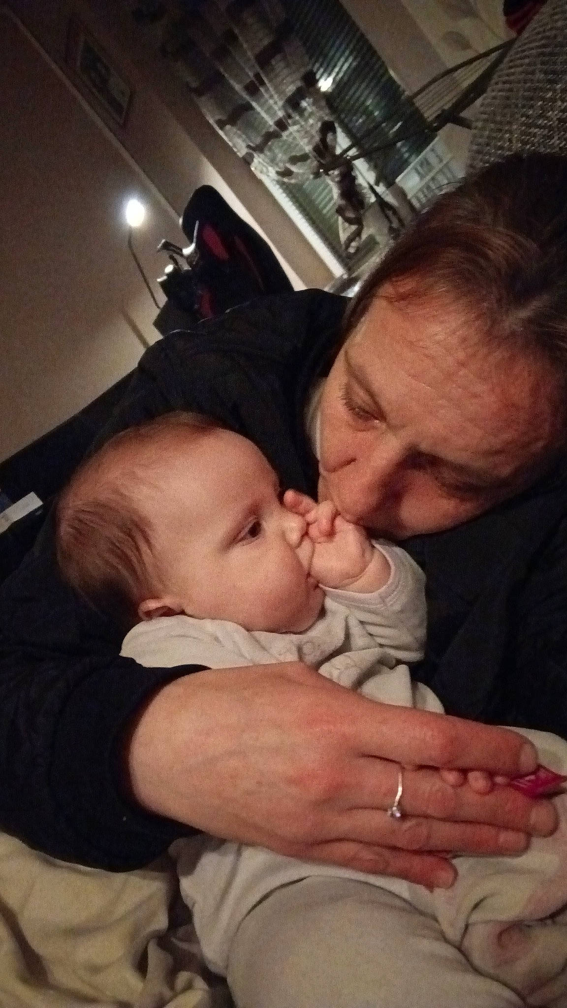 Romane participe au concours pour gagner de l'argent avec cette photo : baby, baby_toddler_clothing, cheek, child, chin, comfort, ear, event, finger, fun, gesture, hand, happy, mouth, nail, nose, person, sitting, skin, thumb