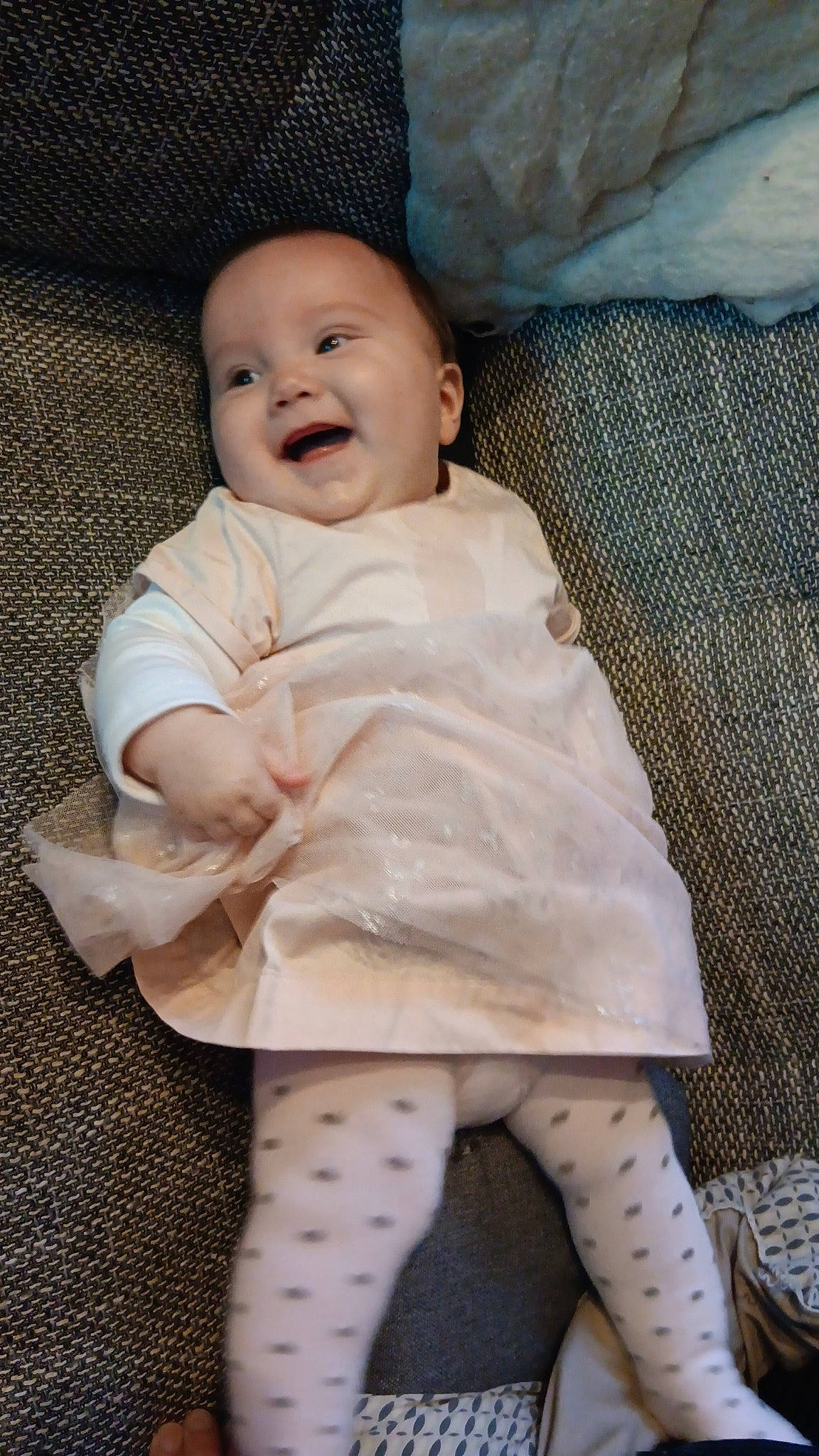 Romane a rejoint le concours — aidez-le/la à gagner de superbes lots ! baby, baby_toddler_clothing, cheek, child, comfort, eye, fur, happy, human_leg, iris, linens, pattern, person, sitting, skin, sleeve, smile, sock, textile, toddler