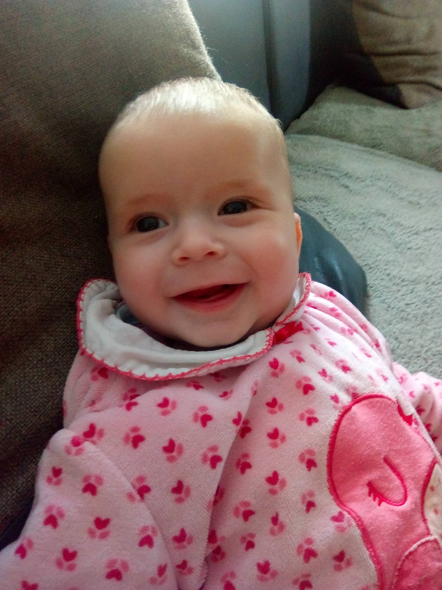 Mia a rejoint le concours — aidez-le/la à gagner de superbes lots ! cheek, child, day, eye, face, facial_expression, girl, head, infant, iris, lip, mouth, nose, person, pink, product, skin, smile, textile, toddler