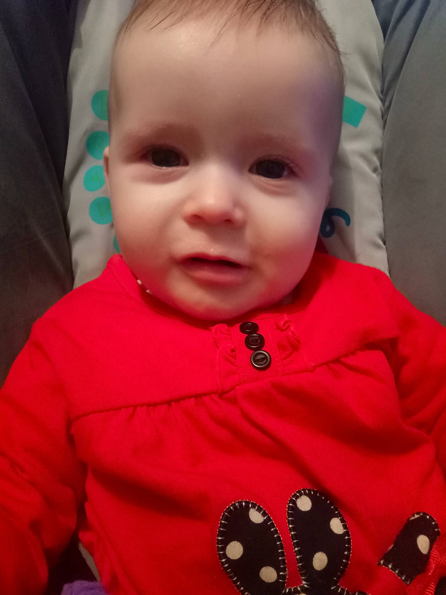 Mia a rejoint le concours — aidez-le/la à gagner de superbes lots ! boy, cheek, child, chin, cool, day, eye, face, forehead, head, infant, lip, mouth, nose, person, product, red, skin, smile, textile