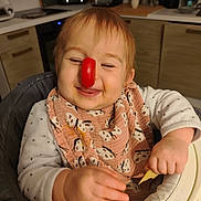 Lilou a rejoint le concours — aidez-le/la à gagner de superbes lots ! baby, bib, child, closed_eyes, countertop, cupboard, cute, food, hand, highchair, infant, kitchen, messy, nose_play, platelet, portrait, red_tomato, smile, toddler, tomato
