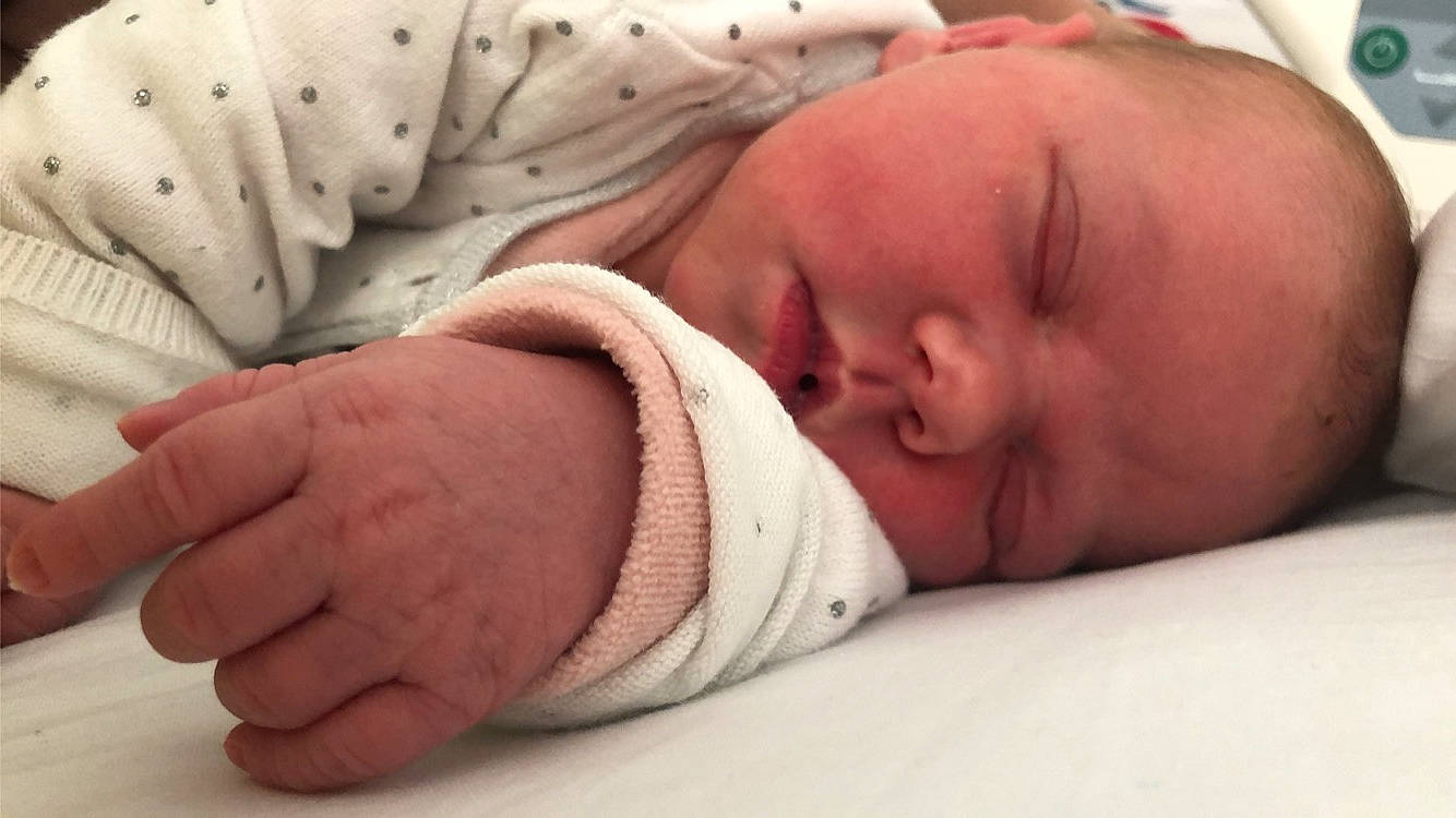 Bella a rejoint le concours — aidez-le/la à gagner de superbes lots ! baby, baby_products, baby_sleeping, baby_toddler_clothing, bedtime, cheek, child, clothing, comfort, finger, gesture, human_body, linens, mouth, nose, person, skin, sleeve, thumb, toddler