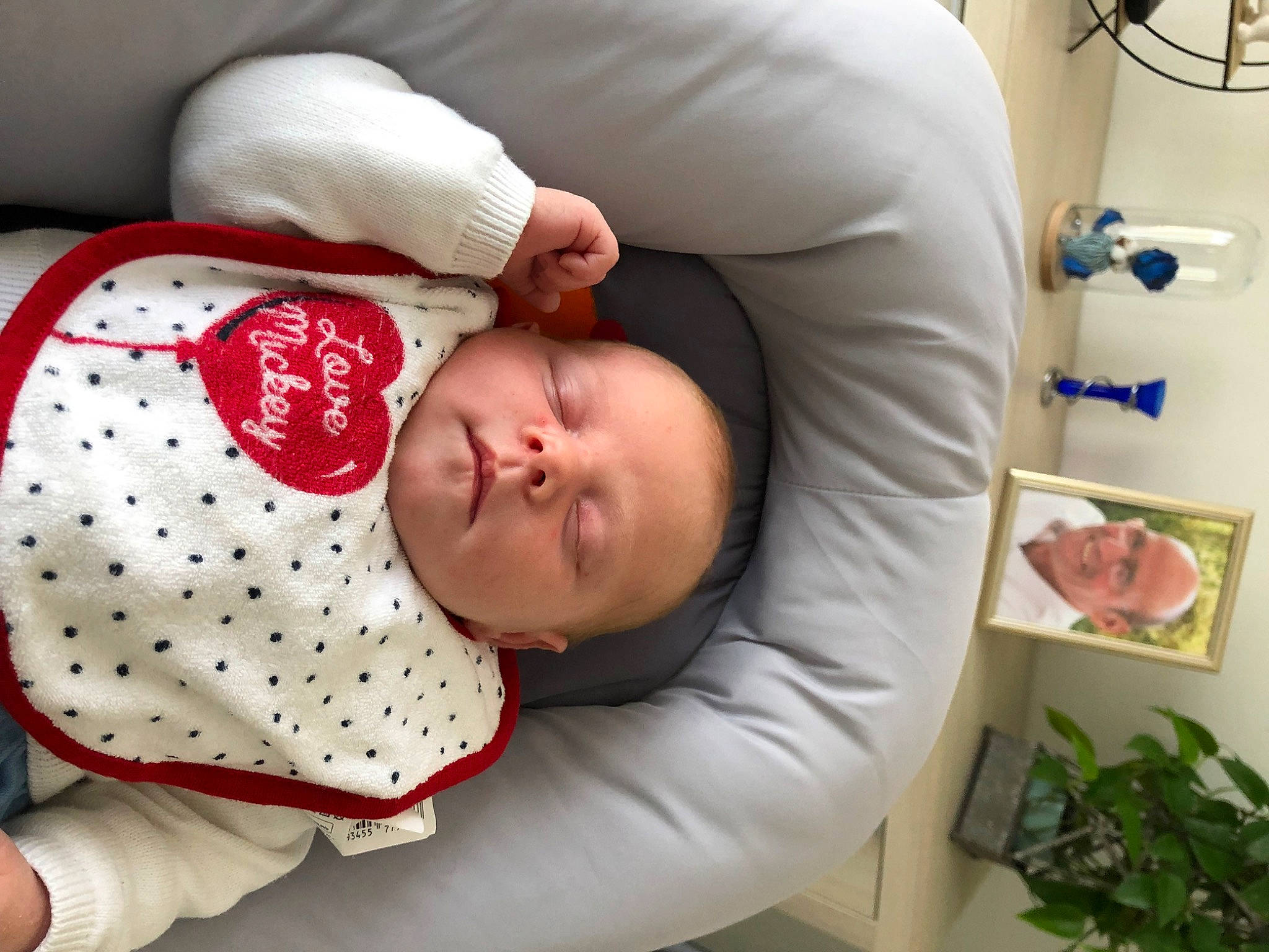 Bella a rejoint le concours — aidez-le/la à gagner de superbes lots ! baby, baby_products, baby_safety, baby_sleeping, baby_toddler_clothing, bedtime, carmine, child, comfort, joy, linens, nap, pattern, person, plant, room, service, skin, sleep, sleeve