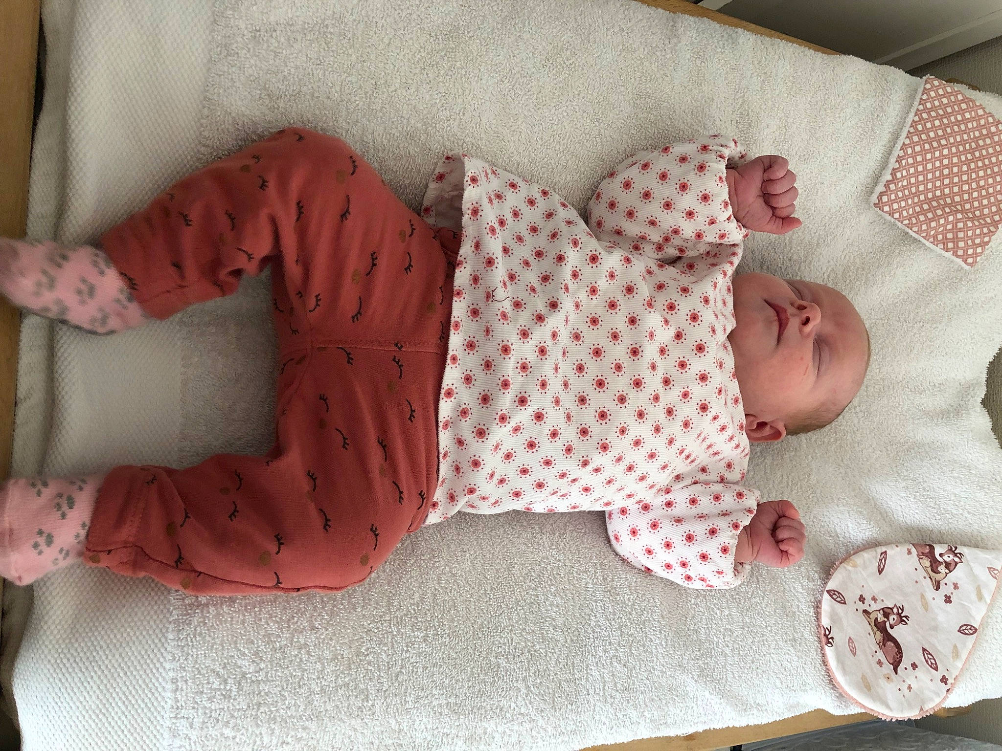 Bella a rejoint le concours — aidez-le/la à gagner de superbes lots ! baby, baby_products, baby_safety, baby_sleeping, baby_toddler_clothing, bed, bed_sheet, bedding, child, comfort, design, linens, pattern, person, pink, product, red, sleeve, sock, textile