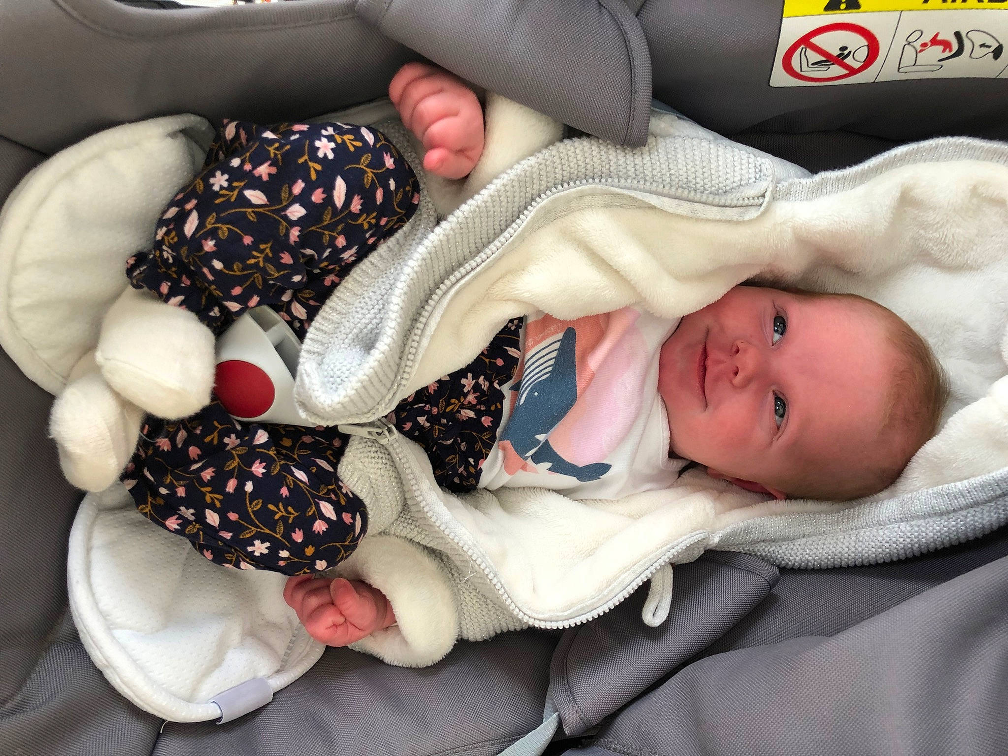 Bella a rejoint le concours — aidez-le/la à gagner de superbes lots ! baby, baby_products, baby_sleeping, baby_toddler_clothing, cheek, child, comfort, eye, fashion_accessory, gesture, hand, hat, head, linens, nail, pattern, person, room, skin, smile