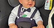 Luis a rejoint le concours — aidez-le/la à gagner de superbes lots ! baby, child, car_seat, sitting, smiling, bow_tie, suspenders, white_shirt, socks, car_interior, seatbelt, happy, cute, infant, face, hands, legs, clothing, pacifier, car