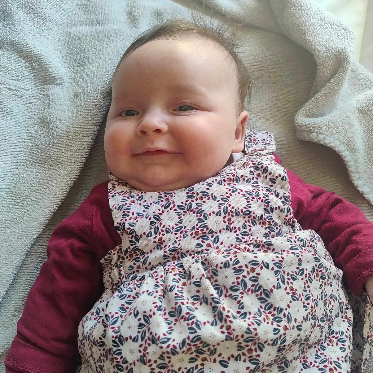Rose a rejoint le concours — aidez-le/la à gagner de superbes lots ! baby, bed, blanket, clothing, coat, cushion, face, furniture, happy, head, homedecor, jacket, newborn, pants, person, photography, portrait, quilt, sleeping, smile