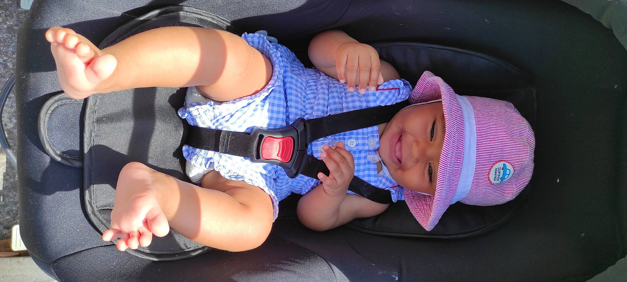 Emily participe au concours pour gagner de l'argent avec cette photo : baby, baby_toddler_clothing, child, comfort, elbow, finger, gesture, hand, headwear, human_body, human_leg, joy, knee, lap, leg, mouth, nail, person, product, skin