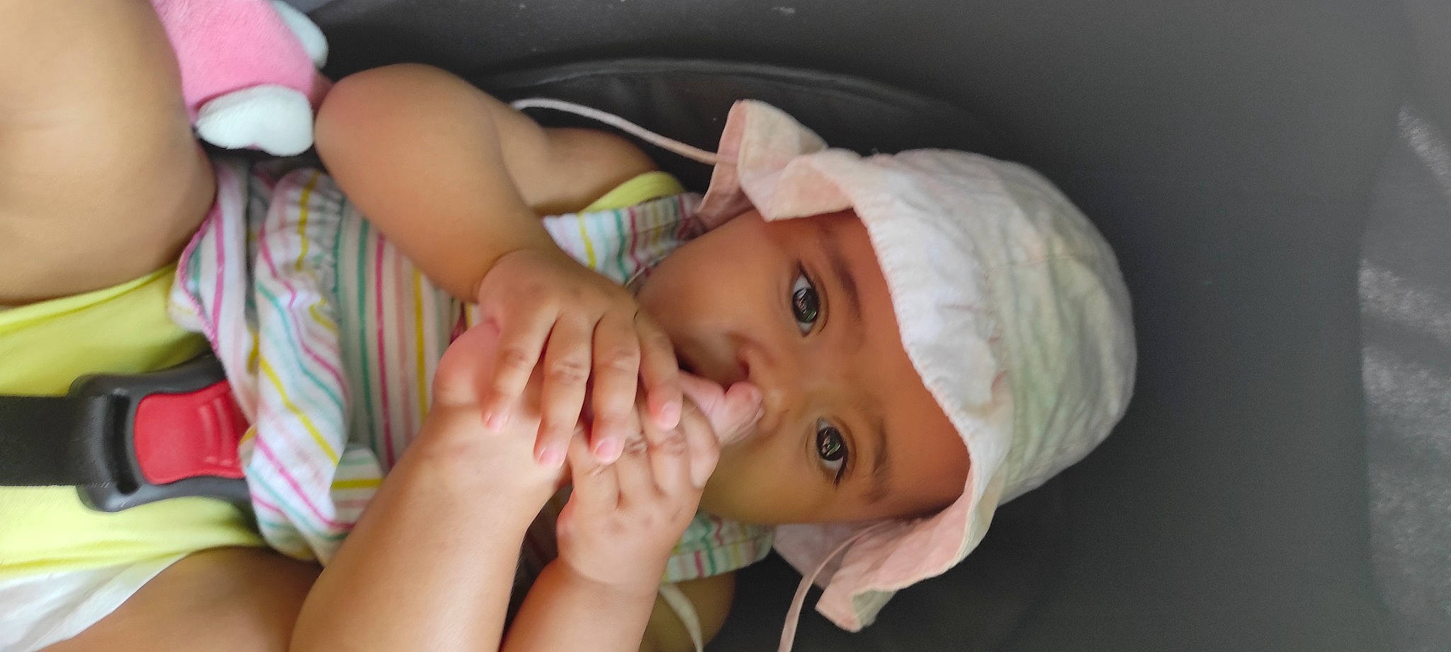 Emily a rejoint le concours — aidez-le/la à gagner de superbes lots ! baby, baby_products, baby_toddler_clothing, cheek, child, comfort, eyebrow, eyelash, finger, gesture, grass, happy, hat, headwear, iris, lip, nail, nose, person, skin