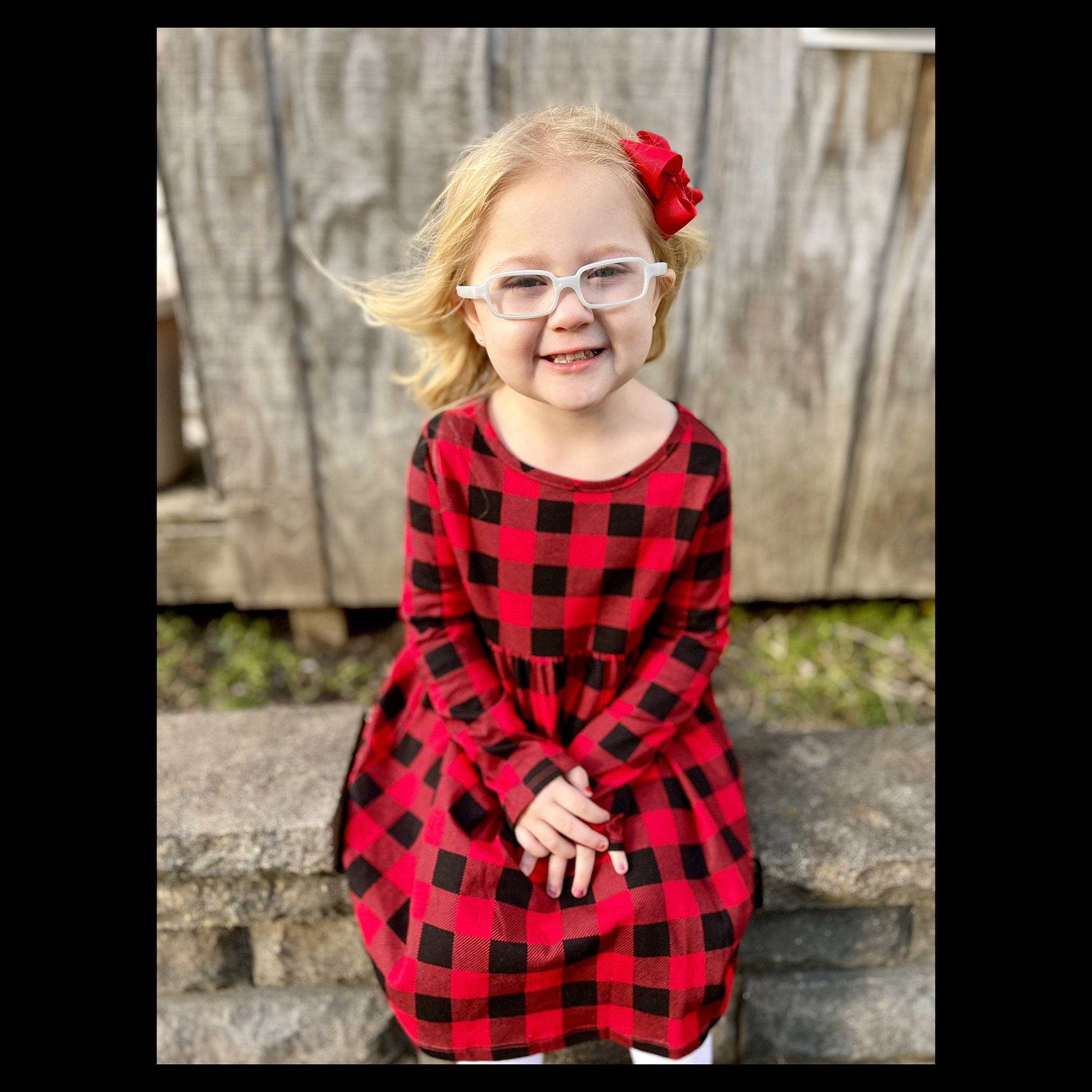 Journee is registered to the contest to win money with this photo: clothing, dress, eye, face, flash_photography, glasses, hair, happy, head, human_body, jeans, joy, neck, one_piece_garment, outerwear, person, plant, sleeve, smile, street_fashion