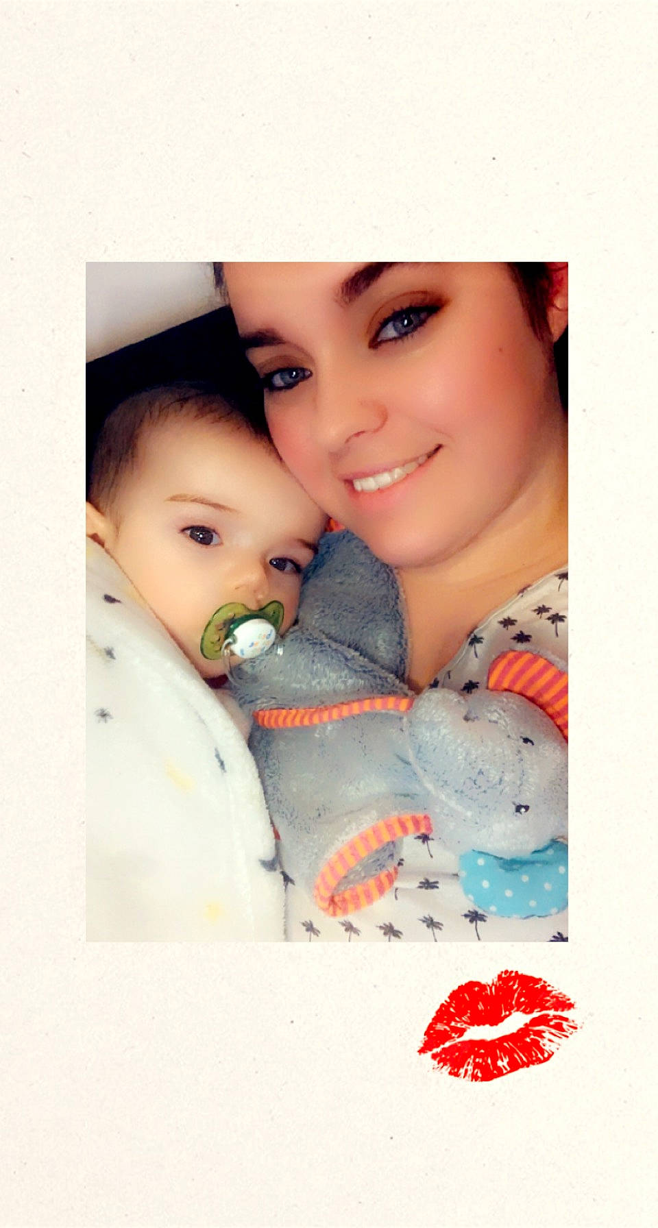 Nynö a rejoint le concours — aidez-le/la à gagner de superbes lots ! baby, carmine, cheek, child, eyelash, fur, gesture, happy, joy, linens, lip, love, nose, pattern, person, portrait_photography, selfie, skin, sleeve, smile