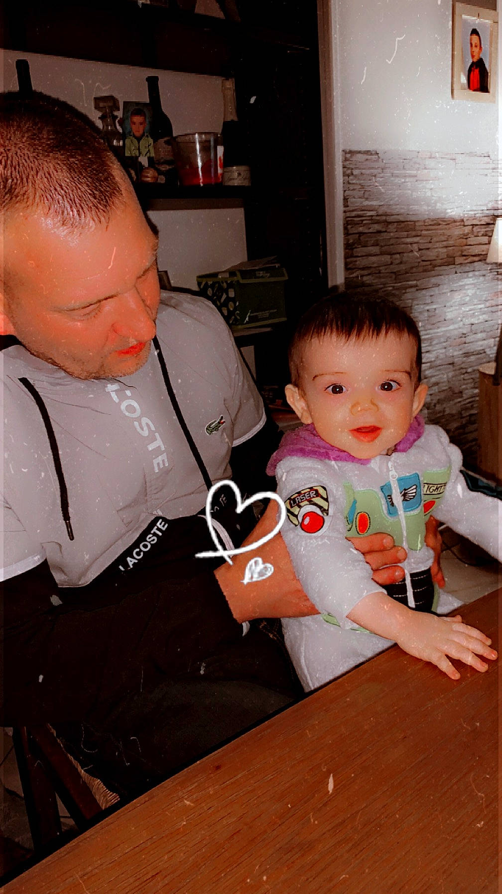 Nynö participe au concours pour gagner de l'argent avec cette photo : baby, baby_toddler_clothing, belt, child, cooking, event, flooring, fun, hairstyle, happy, hardwood, person, room, sitting, smile, t_shirt, table, toddler, under_exposed, varnish