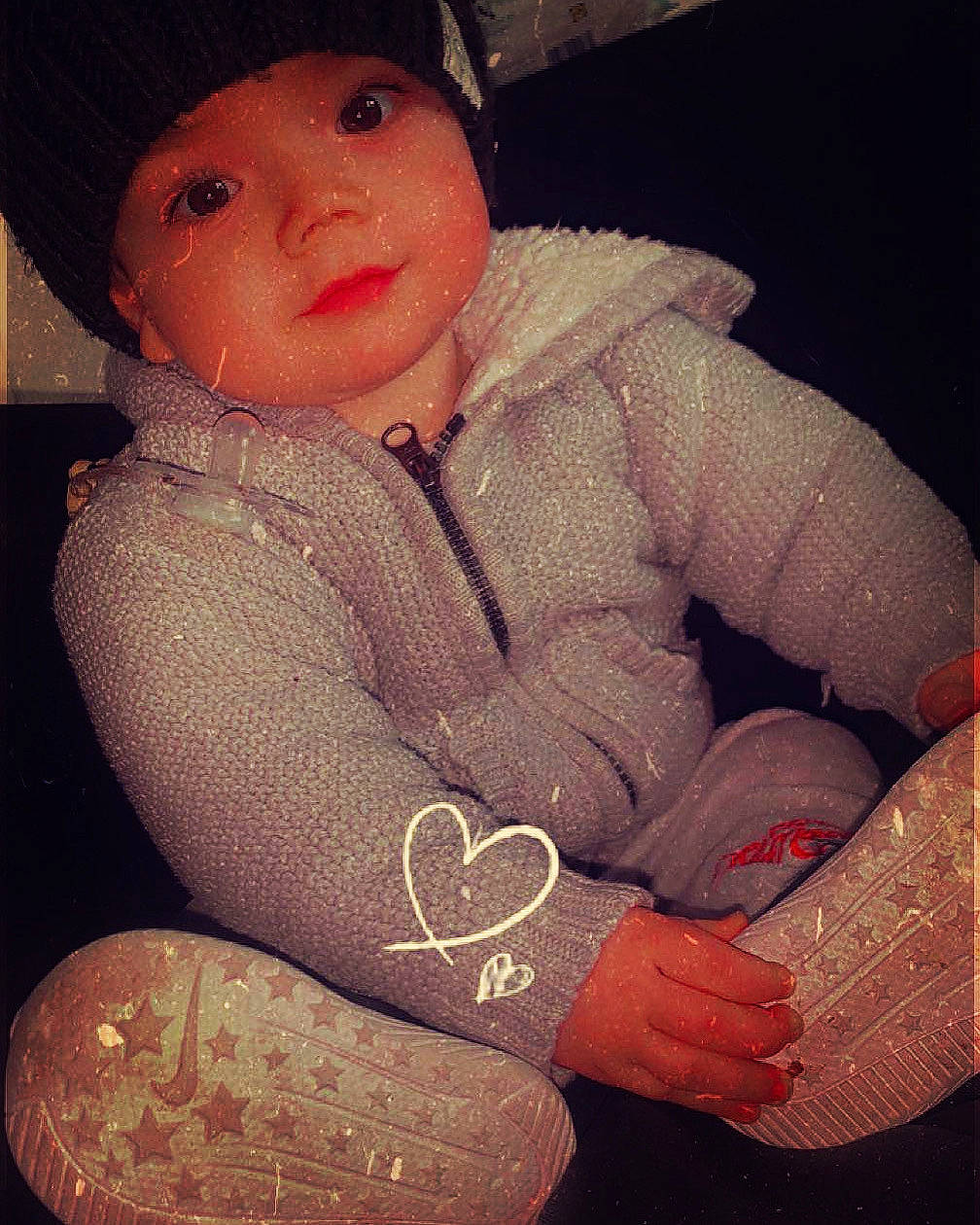 Nynö participe au concours pour gagner de l'argent avec cette photo : cap, chest, child, chin, comfort, cool, elbow, eye, face, happy, hat, human_body, human_leg, lip, neck, organ, person, sleeve, thigh, thumb