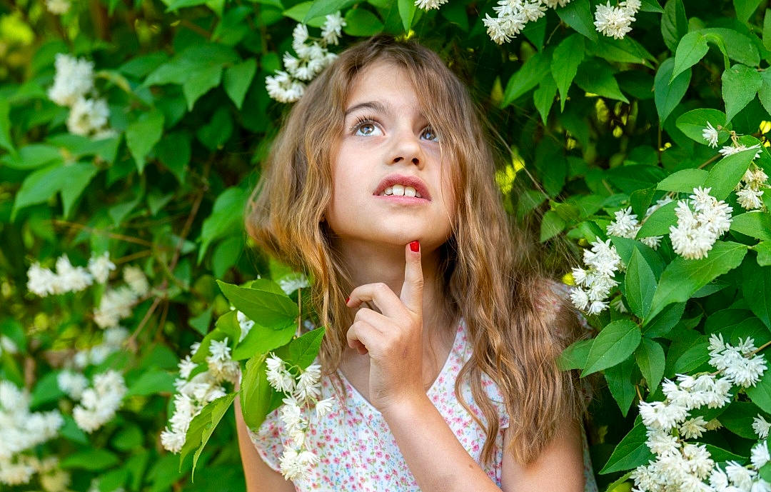 Maëlys a rejoint le concours — aidez-le/la à gagner de superbes lots ! beauty, botany, branch, brown_hair, fawn, flower, flowering_plant, grass, green, happy, leaf, lip, long_hair, people_in_nature, person, petal, plant, shrub, smile, summer