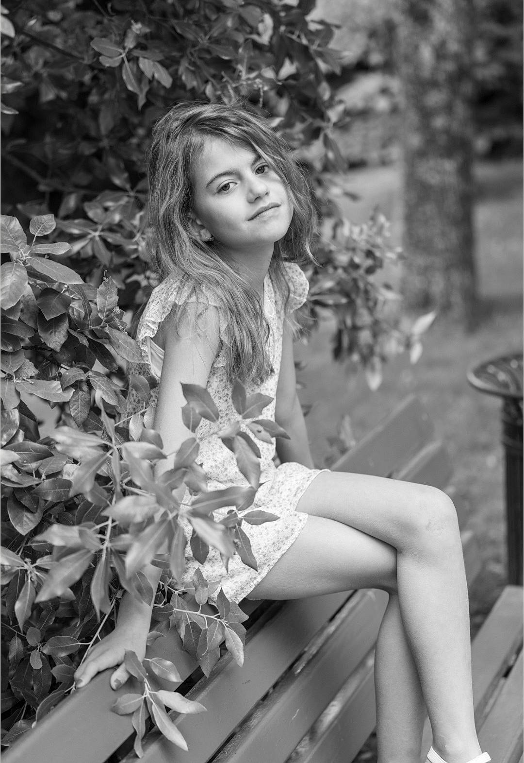 Maëlys participe au concours pour gagner de l'argent avec cette photo : black, black_and_white, branch, facial_expression, flash_photography, grass, hairstyle, happy, human_leg, lip, long_hair, monochrome, monochrome_photography, people_in_nature, person, photograph, plant, standing, style, thigh