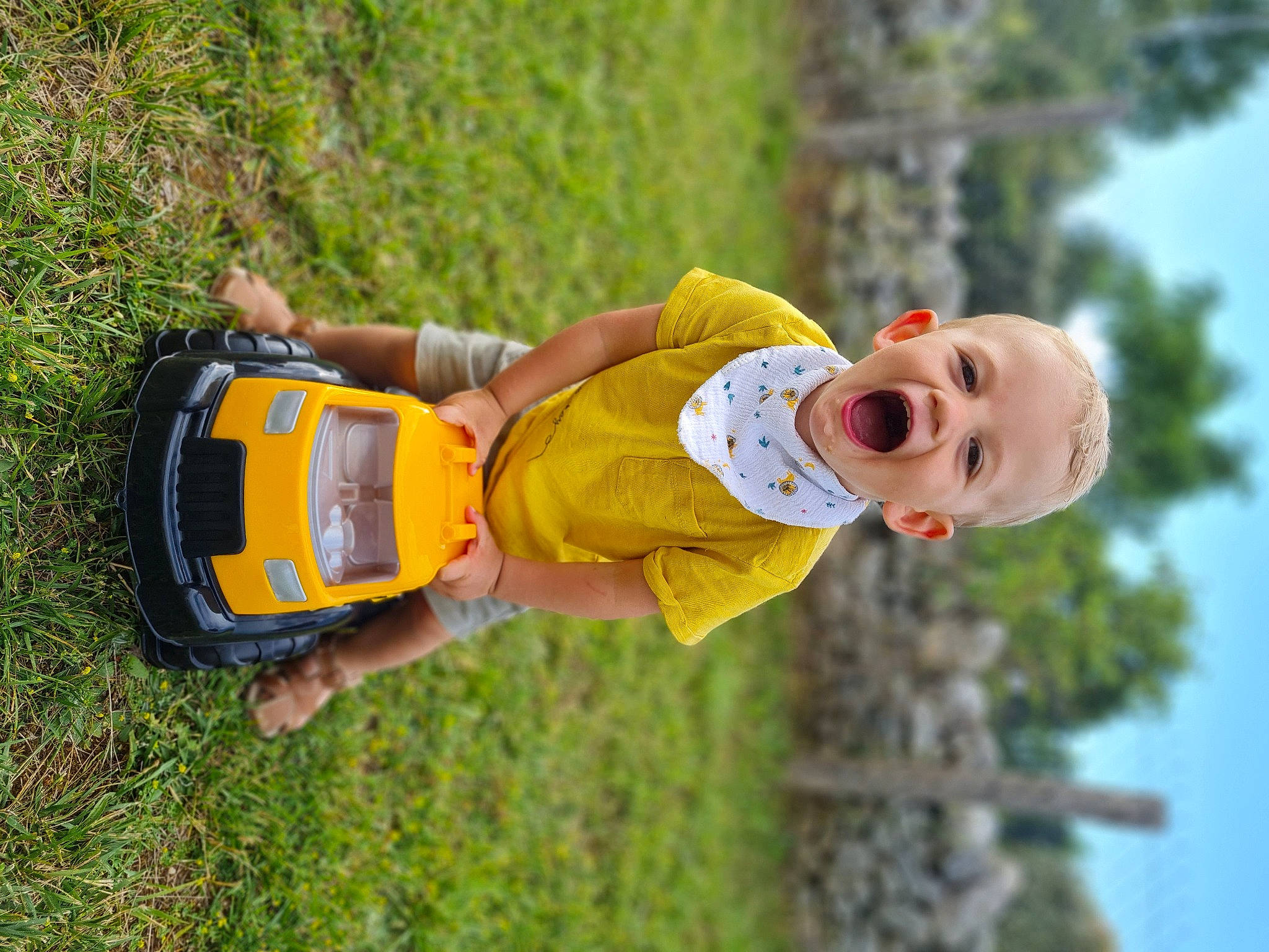 Eloi participe au concours pour gagner de l'argent avec cette photo : adventure, baby, baby_toddler_clothing, child, fun, grass, happy, hat, landscape, leisure, people_in_nature, person, plant, play, recreation, sky, smile, t_shirt, toddler, tree