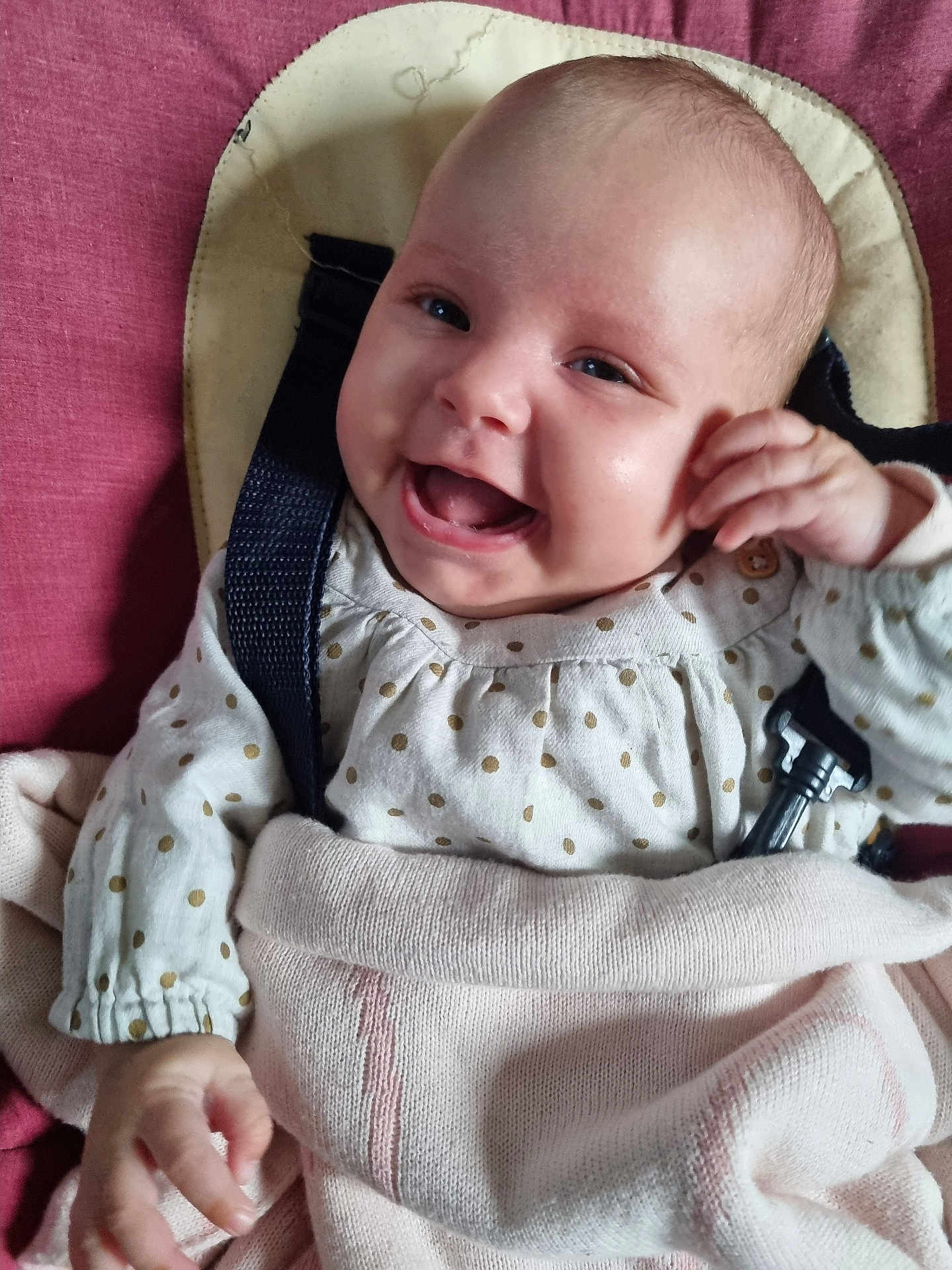 éléanor participe au concours pour gagner de l'argent avec cette photo : baby, blanket, clothing, comfort, cute, eyes, fabric, face, hand, happy, head, indoor, infant, newborn, person, polka_dot, portrait, skin, smiling, strap