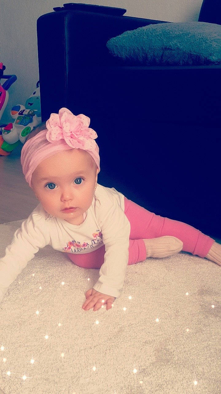 Lola participe au concours pour gagner de l'argent avec cette photo : child, eye, fun, girl, hair_accessory, human_hair_color, infant, person, pink, product, skin, textile, toddler