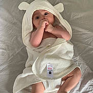 Aylan a rejoint le concours — aidez-le/la à gagner de superbes lots ! baby, infant, towel, white, bed, blanket, cute, face, hand, foot, diaper, child, wrapped, soft, lying, indoors, skin, expression, hood, ears