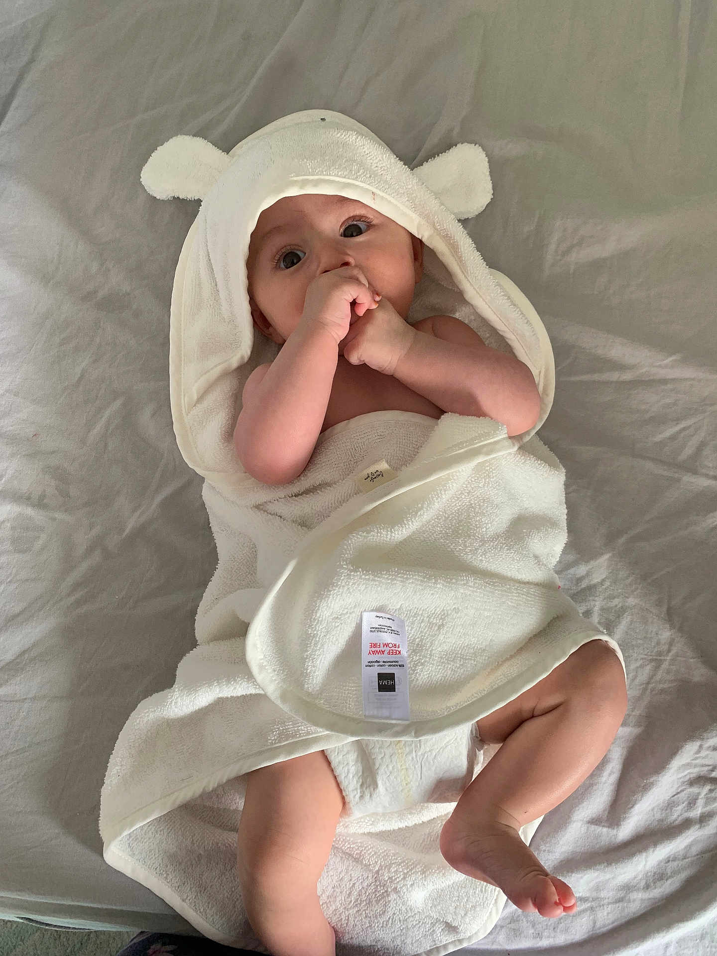 Aylan a rejoint le concours — aidez-le/la à gagner de superbes lots ! baby, infant, towel, white, bed, blanket, cute, face, hand, foot, diaper, child, wrapped, soft, lying, indoors, skin, expression, hood, ears
