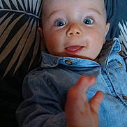 Samson a rejoint le concours — aidez-le/la à gagner de superbes lots ! baby, blue_eyes, child, close_up, curious, cute, denim_shirt, fabric, face, hand, head, indoor, infant, pattern, person, portrait, skin, small_hand, tongue_out, young