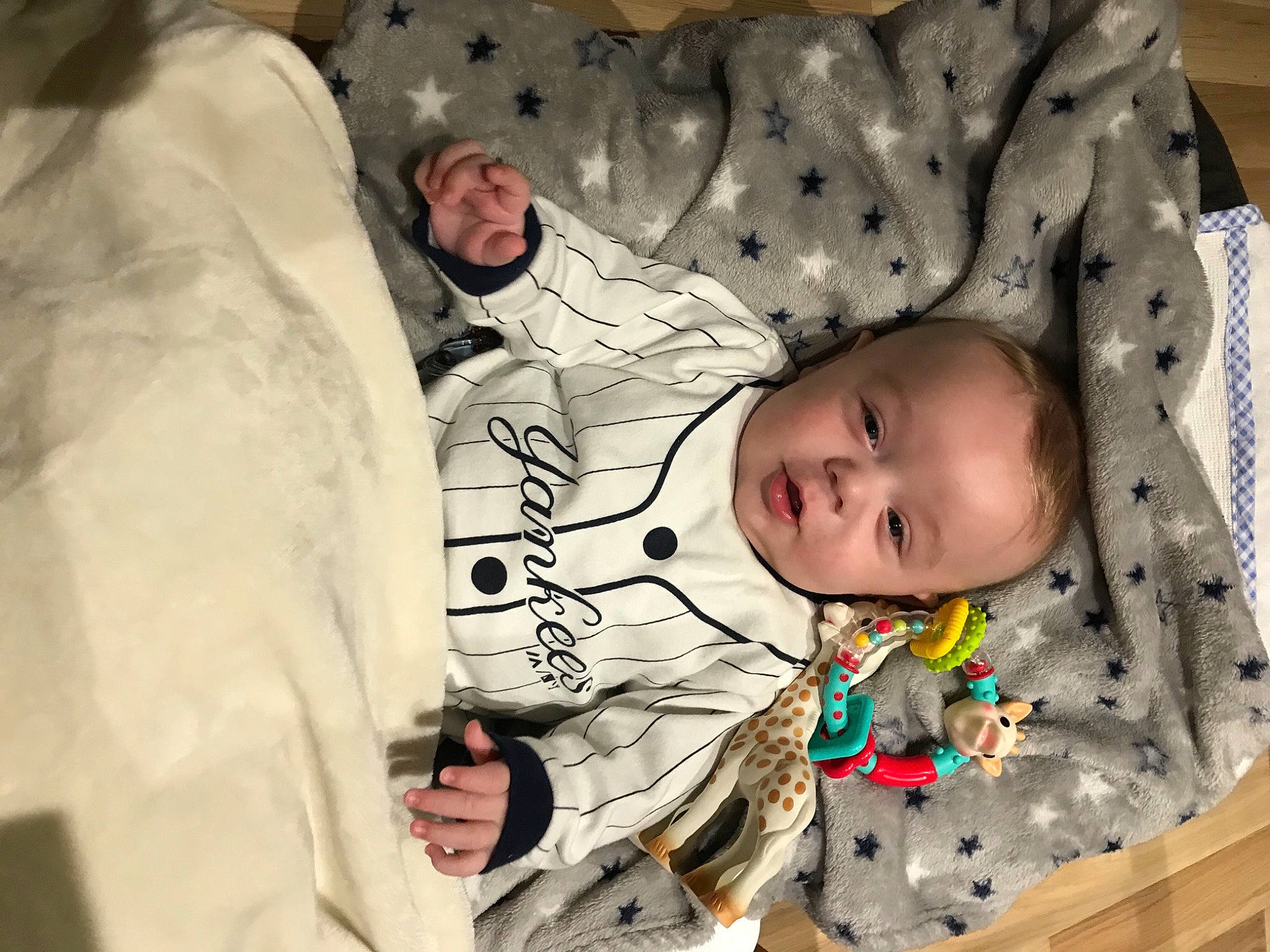 Marlon participe au concours pour gagner de l'argent avec cette photo : baby, baby_products, baby_safety, baby_sleeping, baby_toddler_clothing, bedding, bedtime, cheek, child, comfort, eye, facial_expression, head, linens, mouth, nose, person, skin, sleeve, textile