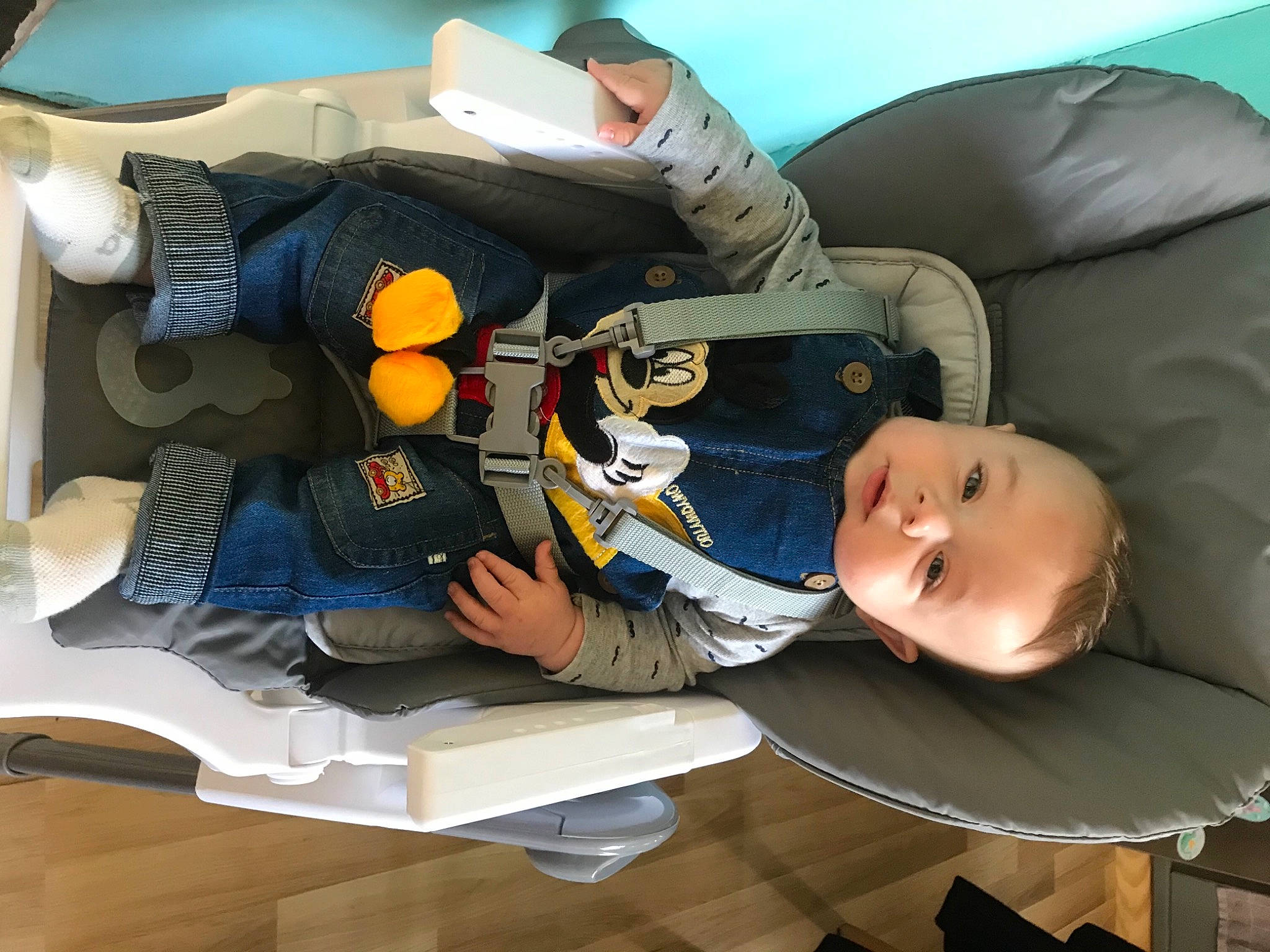 Marlon participe au concours pour gagner de l'argent avec cette photo : auto_part, baby, baby_products, baby_toddler_clothing, car_seat, child, comfort, hat, headgear, lap, nap, person, personal_protective_equipment, sitting, toddler, vacation