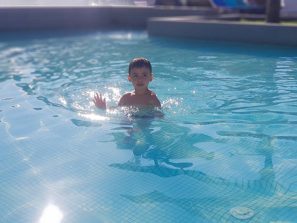 Kaïs participe au concours pour gagner de l'argent avec cette photo : child, cloud, fun, games, leisure, leisure_centre, person, recreation, sky, summer, swimming, swimming_pool, vacation, water, wave