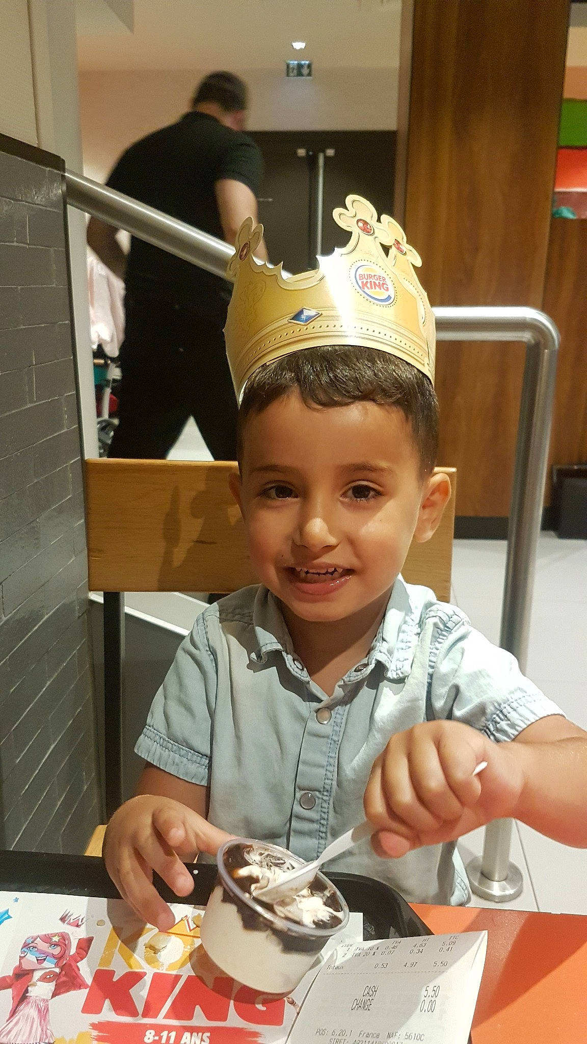 Kaïs participe au concours pour gagner de l'argent avec cette photo : child, eating, food, joy, person, toddler