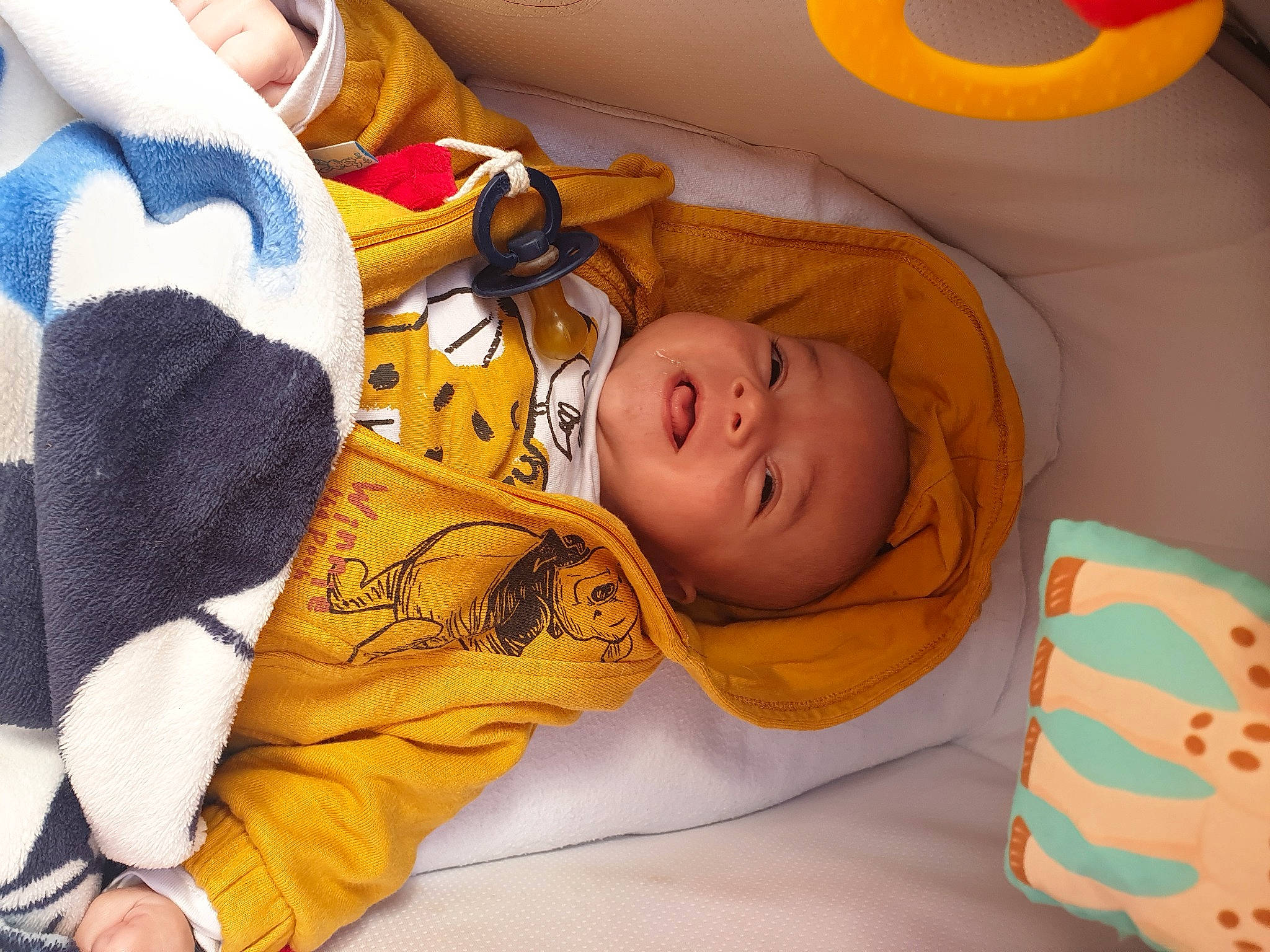 Enzo participe au concours pour gagner de l'argent avec cette photo : baby, baby_products, baby_safety, baby_toddler_clothing, bedtime, cheek, child, comfort, fun, happy, linens, orange, pattern, person, room, sleep, sleeve, textile, toddler, wood