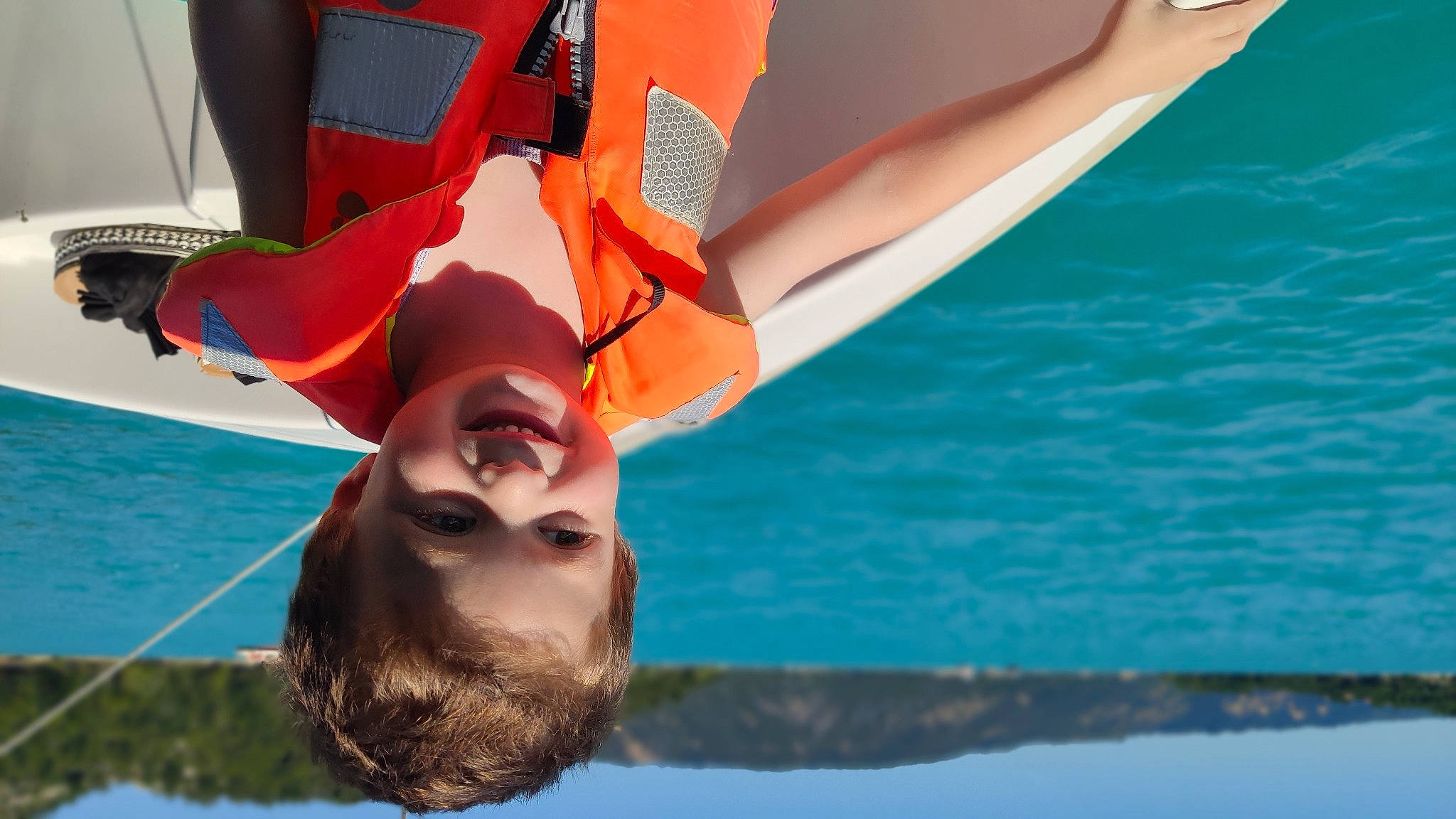 Juan participe au concours pour gagner de l'argent avec cette photo : adventure, air_sports, boats_and_boating_equipment_and_supplies, child, eyewear, fashion_accessory, fun, happy, joy, lake, leisure, person, personal_protective_equipment, recreation, travel, tree, vacation, water, water_transportation, wind