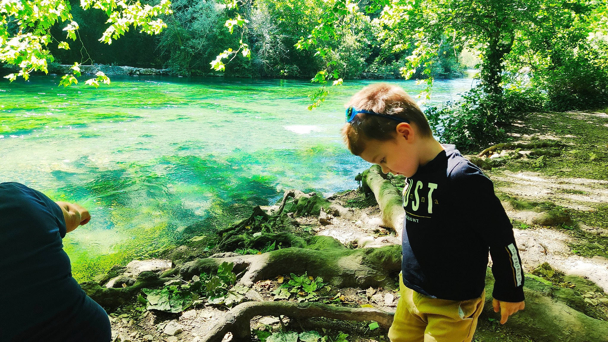 Juan a rejoint le concours — aidez-le/la à gagner de superbes lots ! biome, botany, goggles, grass, groundcover, landscape, leisure, natural_landscape, people_in_nature, person, plant, plant_community, shorts, summer, sunglasses, sunlight, terrestrial_plant, tree, vegetation, water