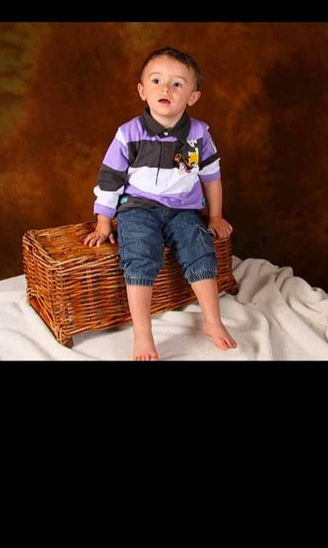 Ryad a rejoint le concours — aidez-le/la à gagner de superbes lots ! baby, baby_toddler_clothing, basket, box, child, denim, dress_shirt, flash_photography, fun, happy, pattern, person, picnic_basket, portrait_photography, sitting, sleeve, storage_basket, surprise, t_shirt, toddler